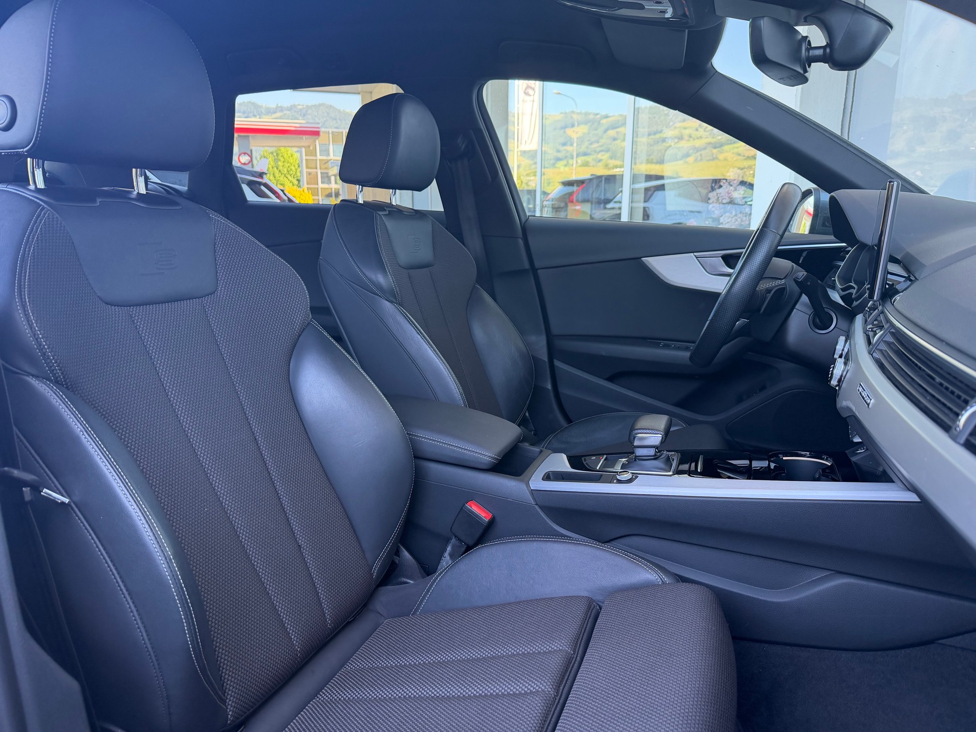 AUDI A4 Avant 40 TDI S line quattro S-tronic-image-3