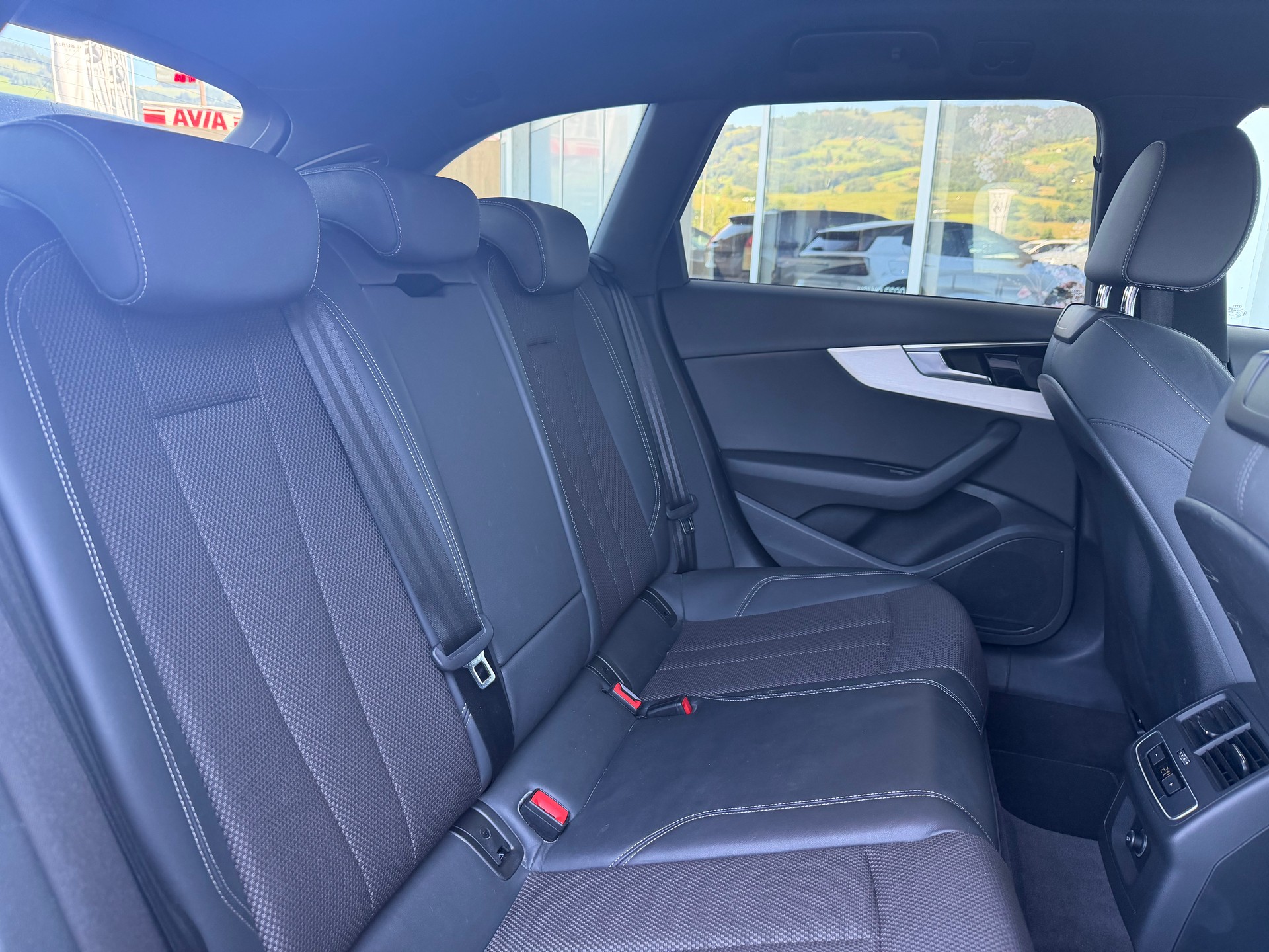 AUDI A4 Avant 40 TDI S line quattro S-tronic-image-4