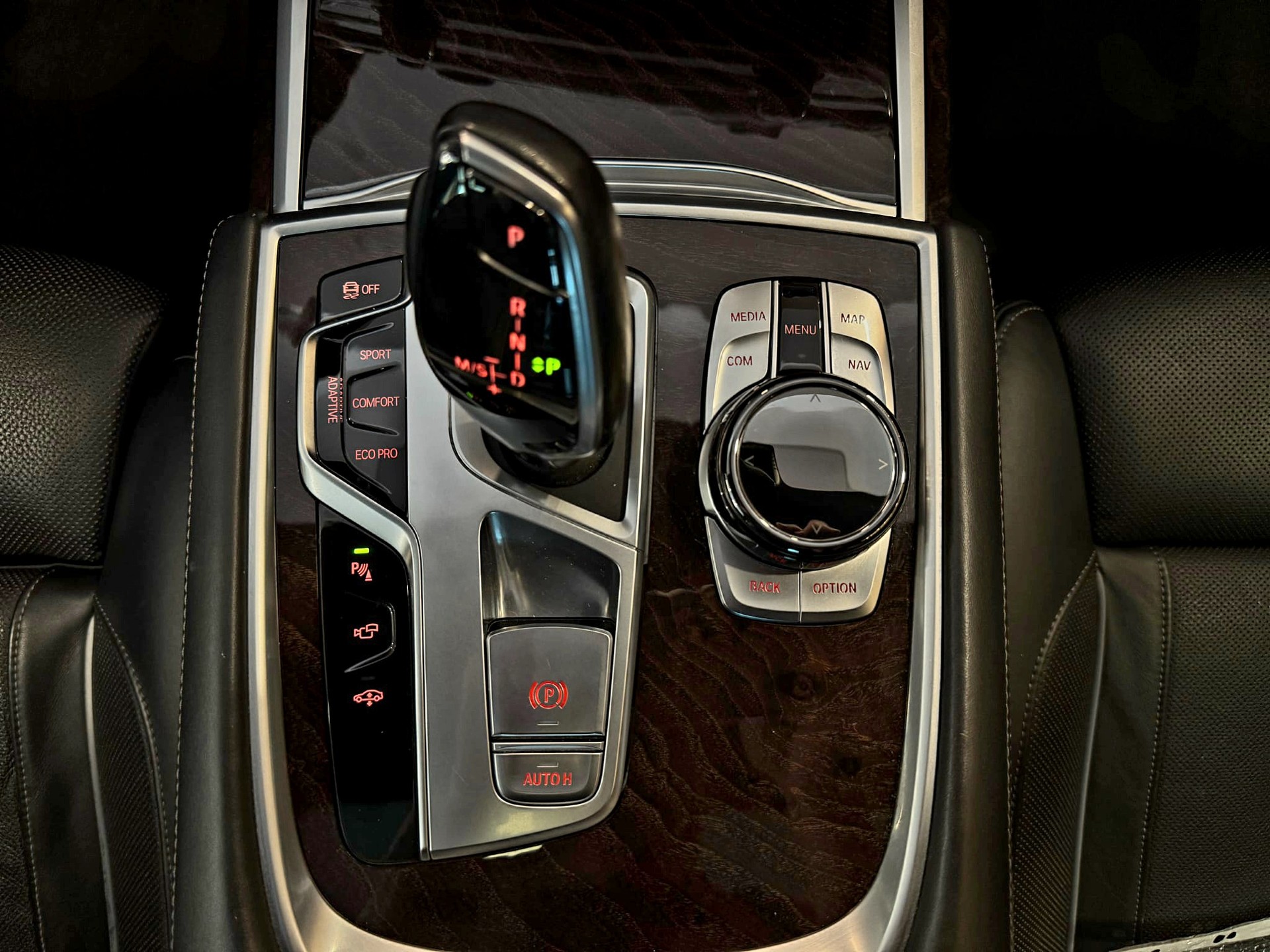 BMW 750i xDrive-image-13