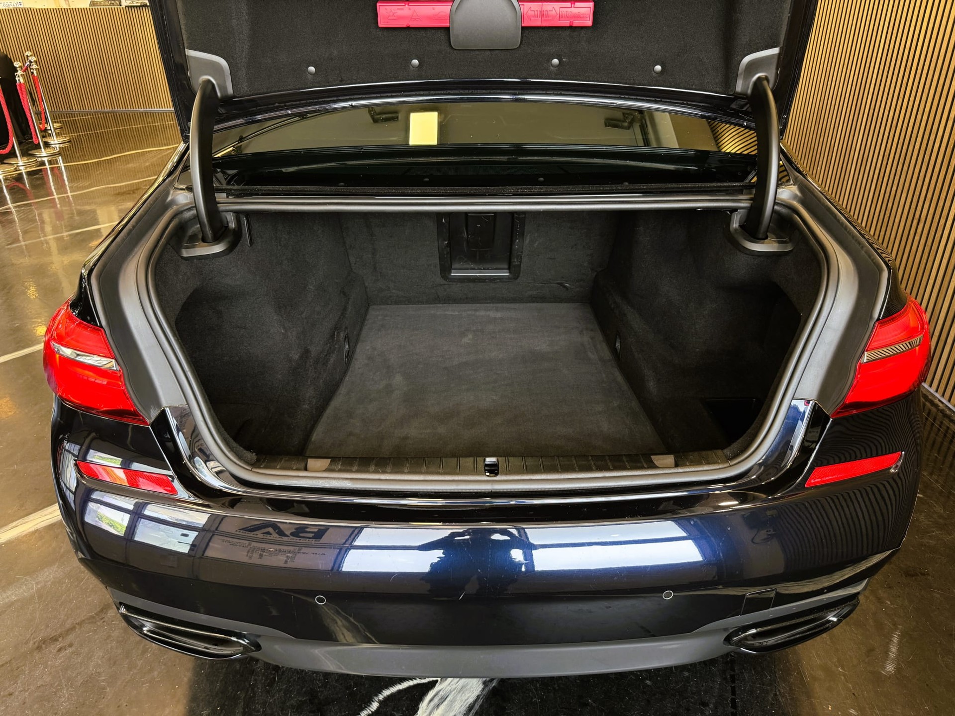 BMW 750i xDrive-image-8