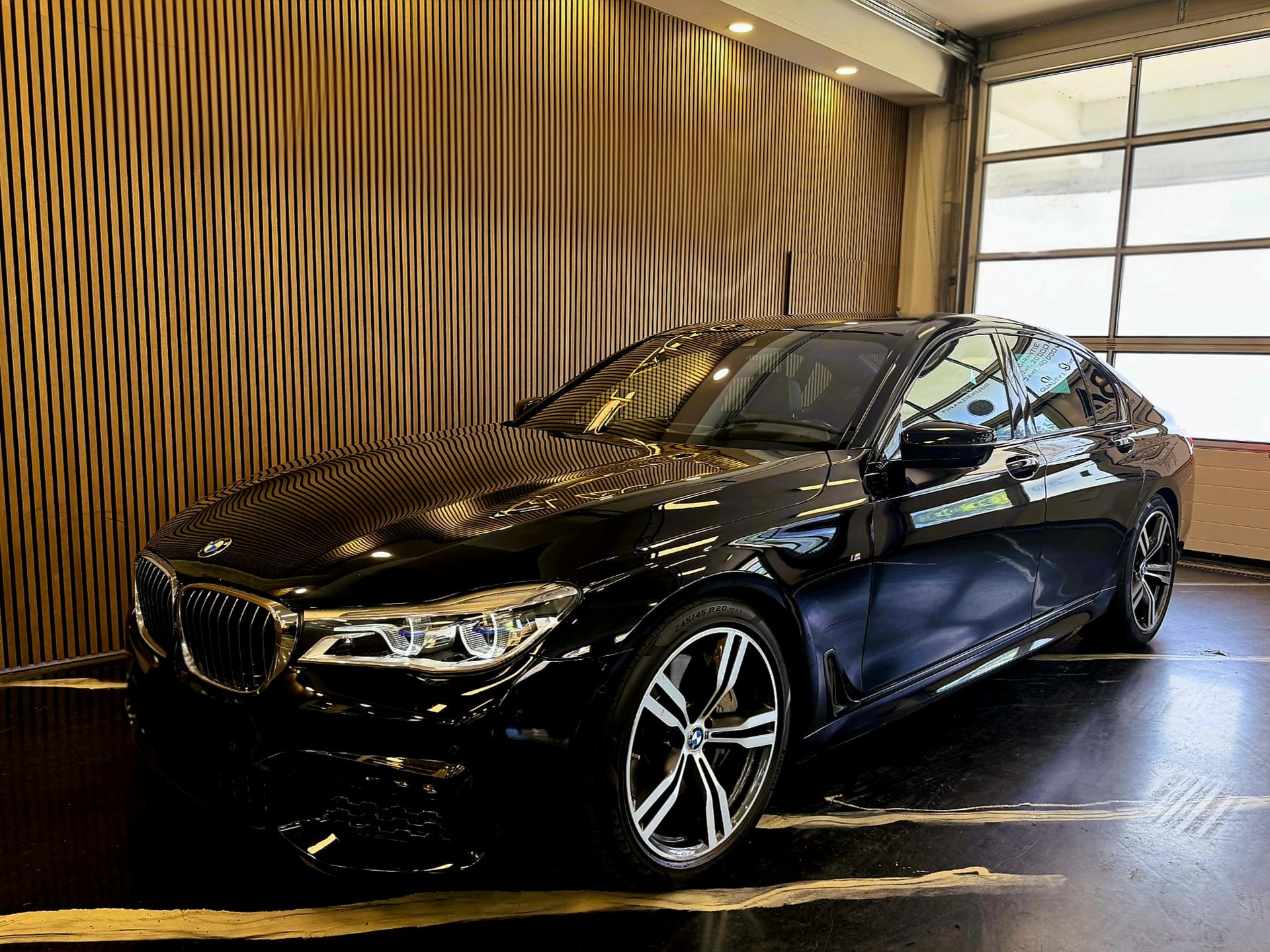 BMW 750i xDrive-image-0