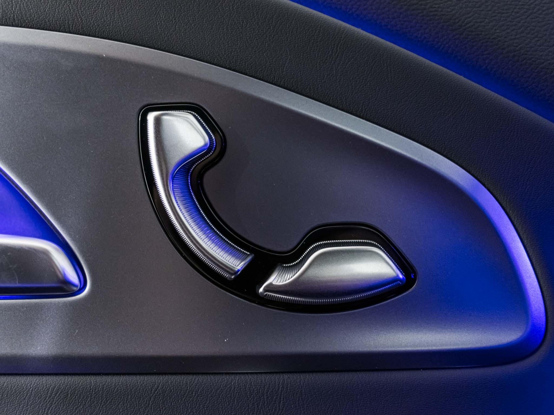 MERCEDES-BENZ CLA 220 4MATIC-image-12