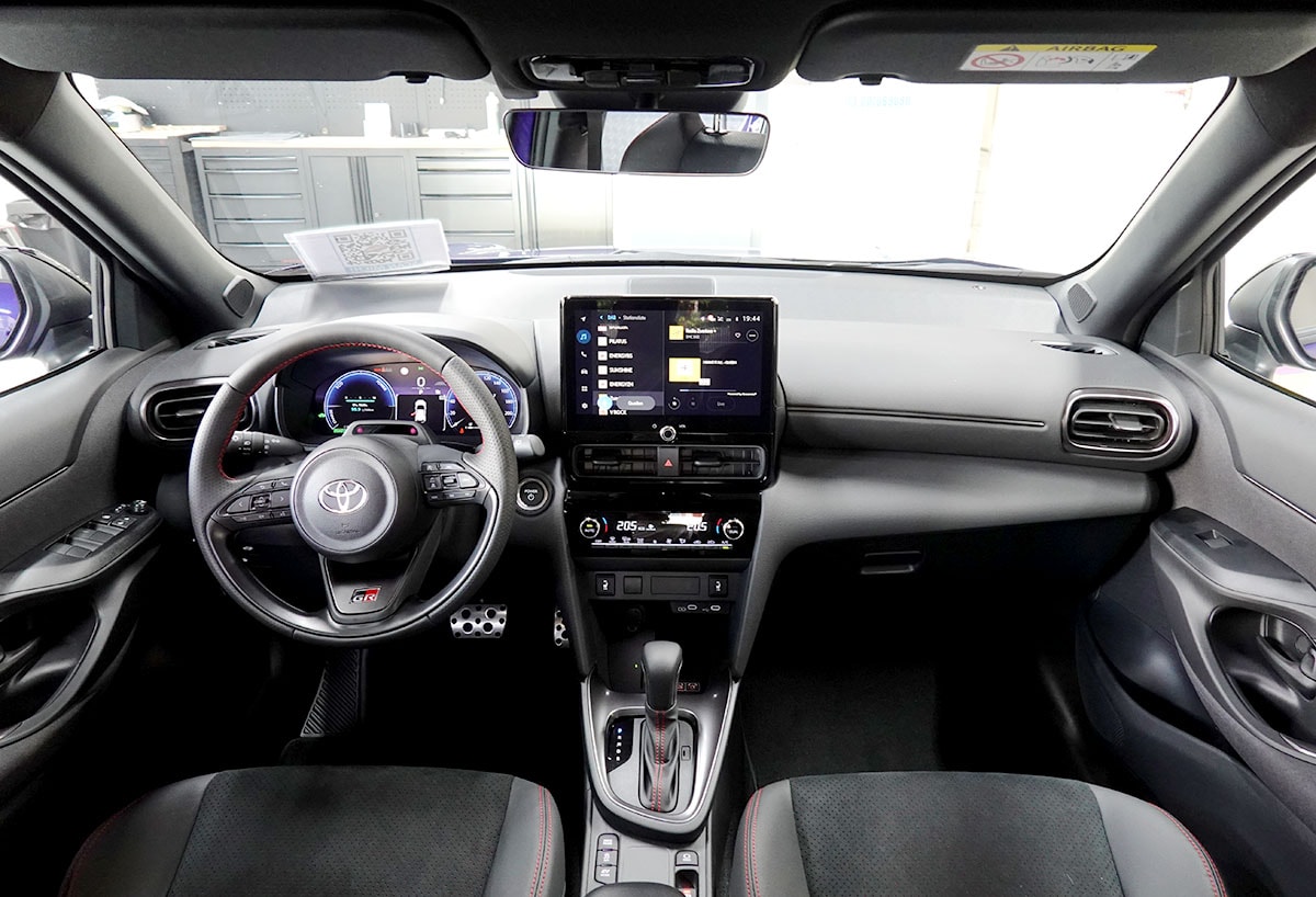 TOYOTA Yaris Cross 1.5 GR Sport e-CVT-image-9