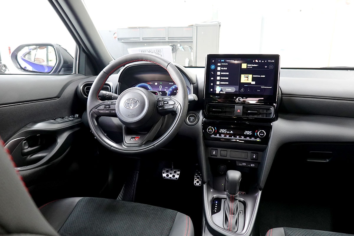 TOYOTA Yaris Cross 1.5 GR Sport e-CVT-image-8