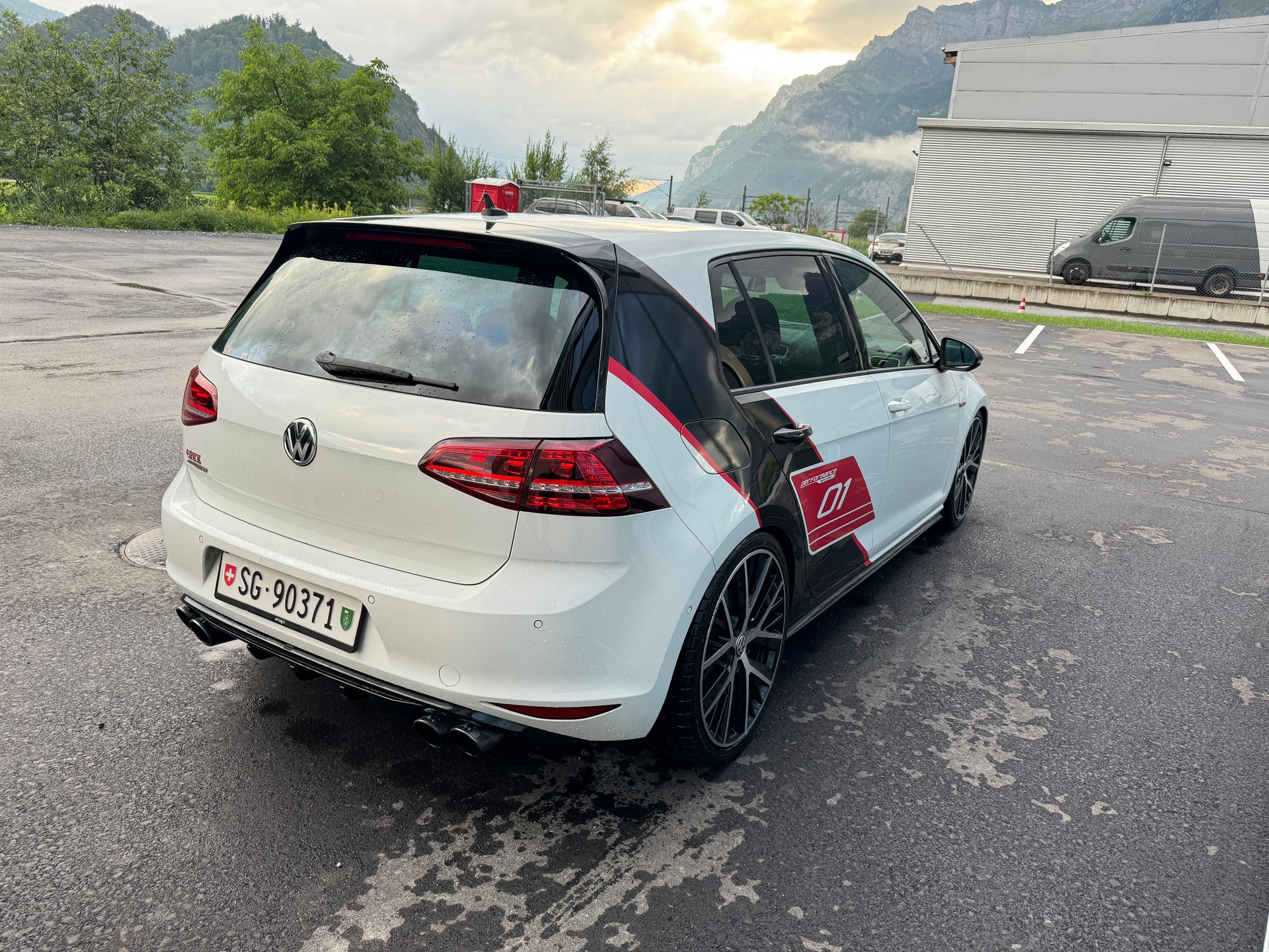 VW Golf 2.0 TSI GTI Performance DSG-showroom-element-3