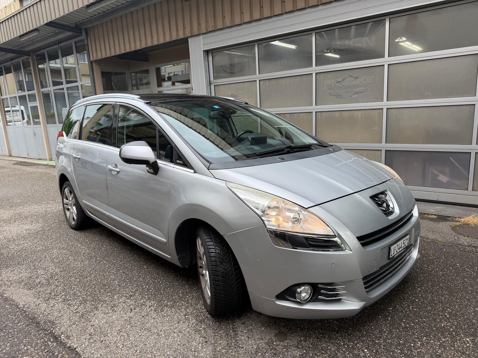PEUGEOT 5008 1.6 16V T Sport Pack Automatic-image-1