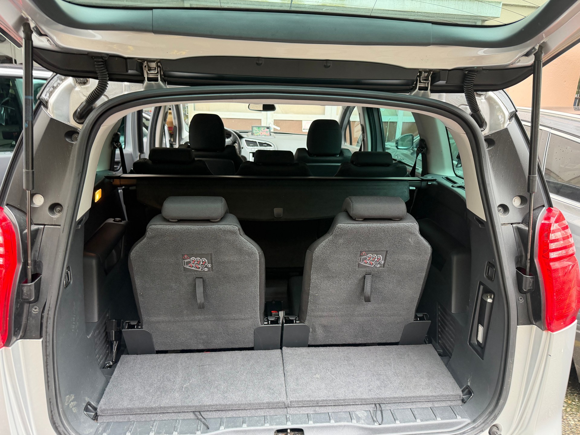 PEUGEOT 5008 1.6 16V T Sport Pack Automatic-image-9
