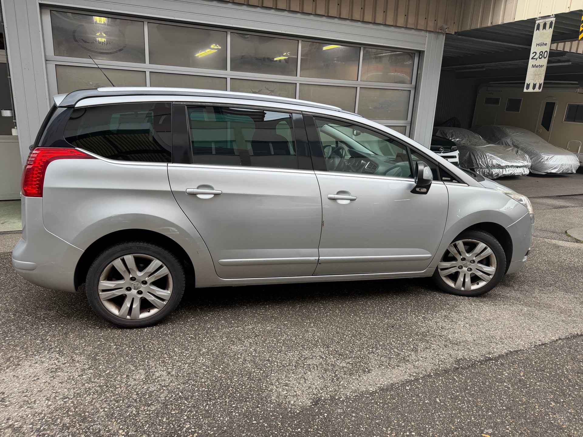 PEUGEOT 5008 1.6 16V T Sport Pack Automatic-image-2