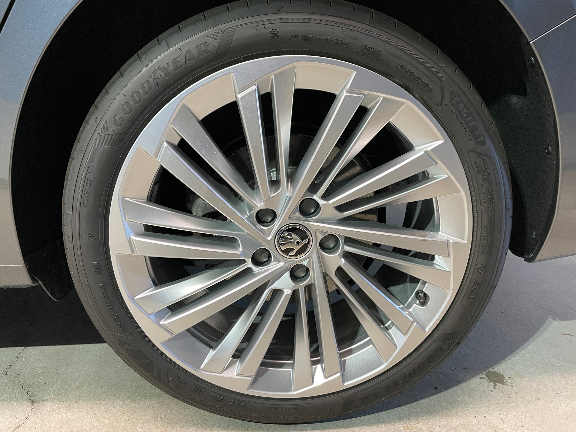 SKODA Superb Combi 2.0 TDi L&K 4x4 DSG-image-1