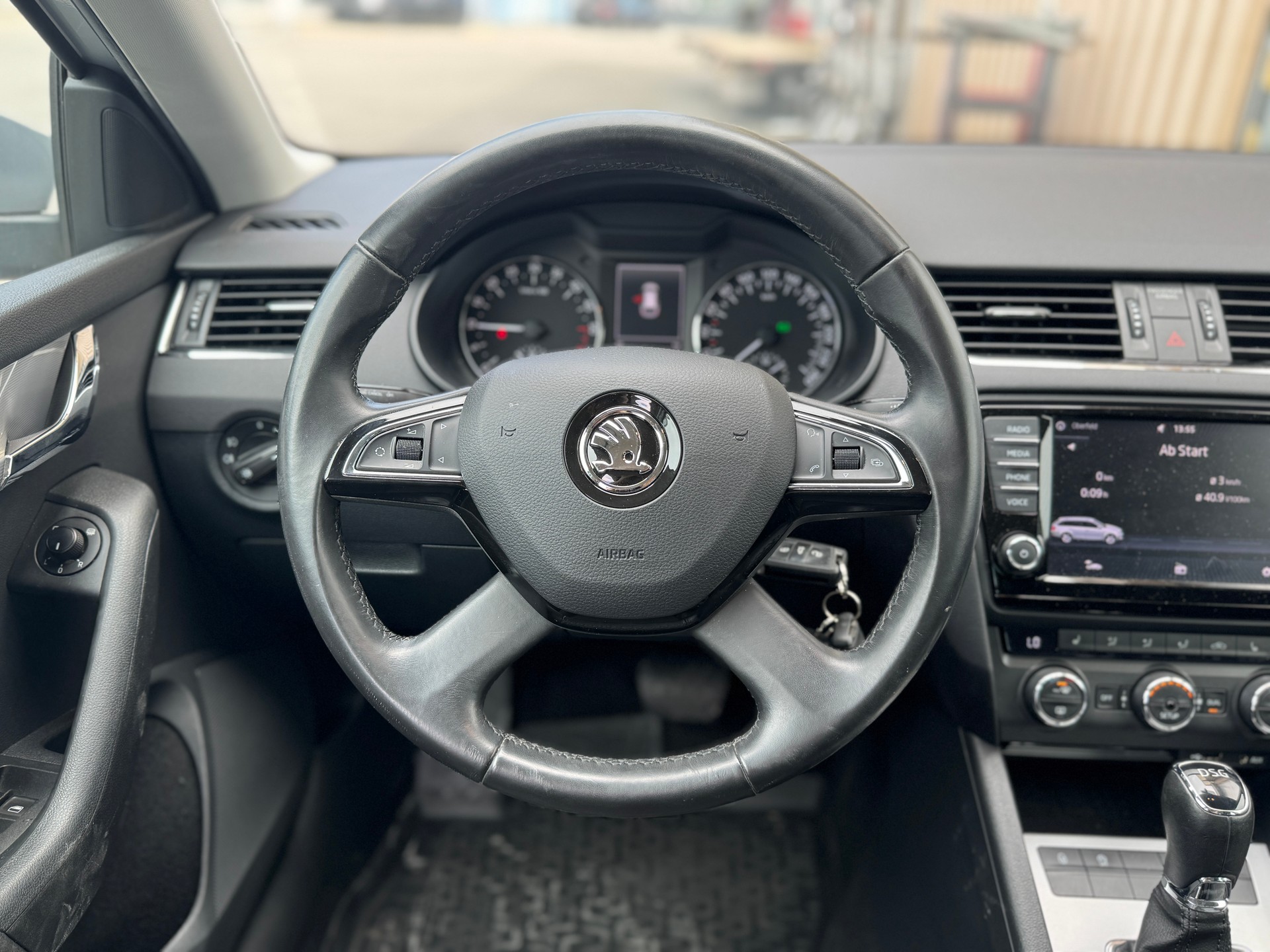 SKODA Octavia Combi 2.0 TDI Elegance DSG-image-10