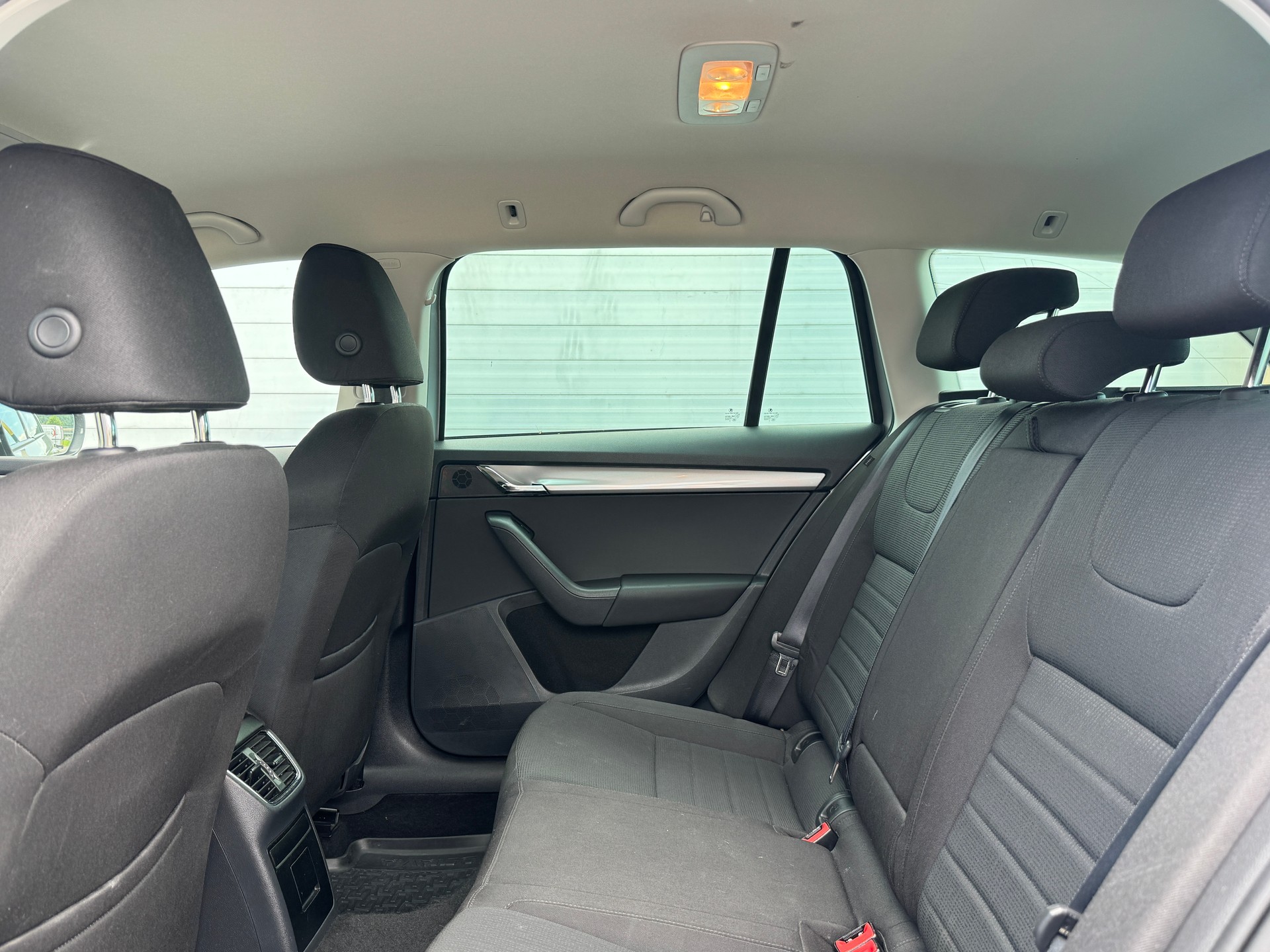 SKODA Octavia Combi 2.0 TDI Elegance DSG-image-5