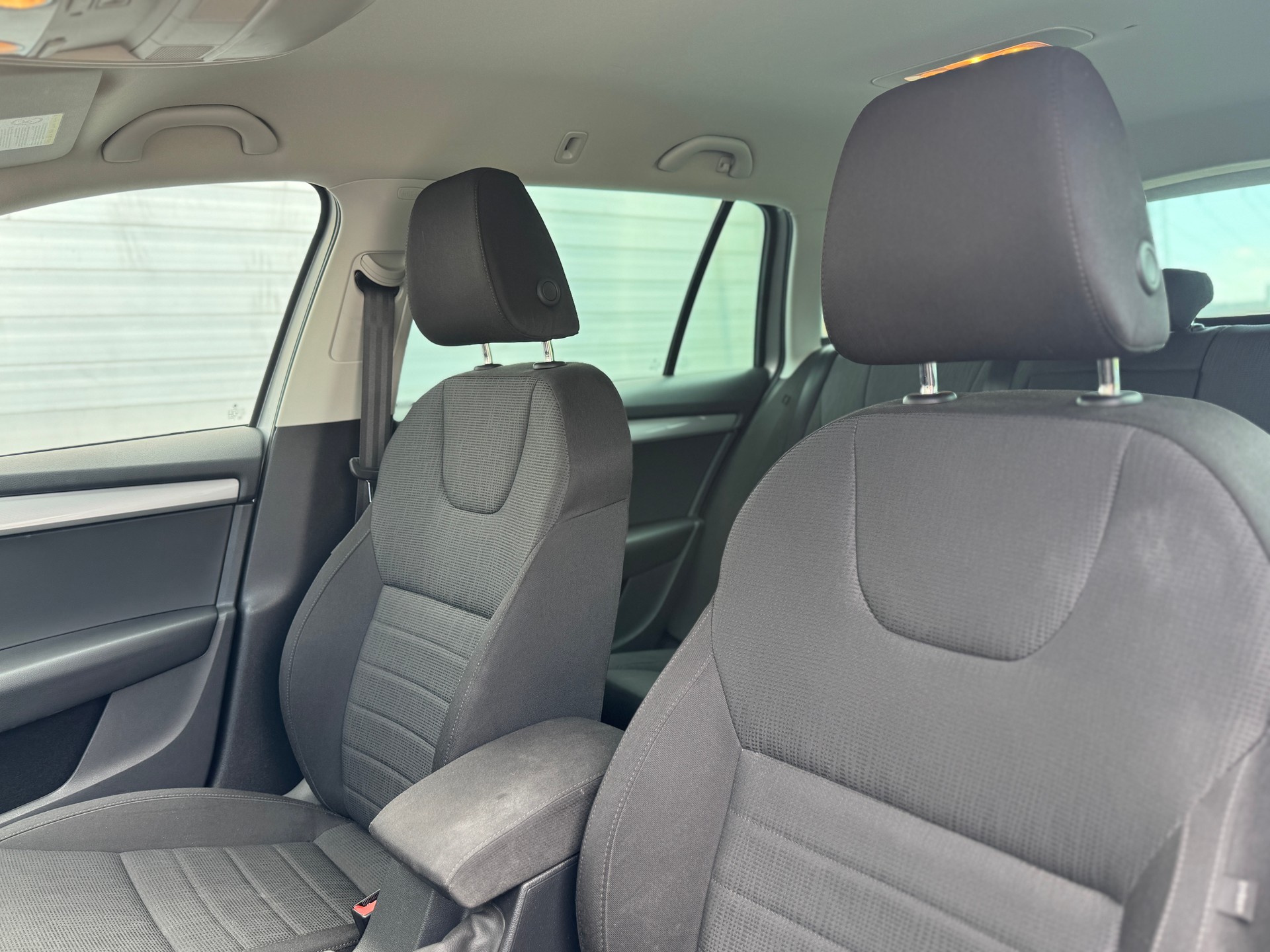 SKODA Octavia Combi 2.0 TDI Elegance DSG-image-14