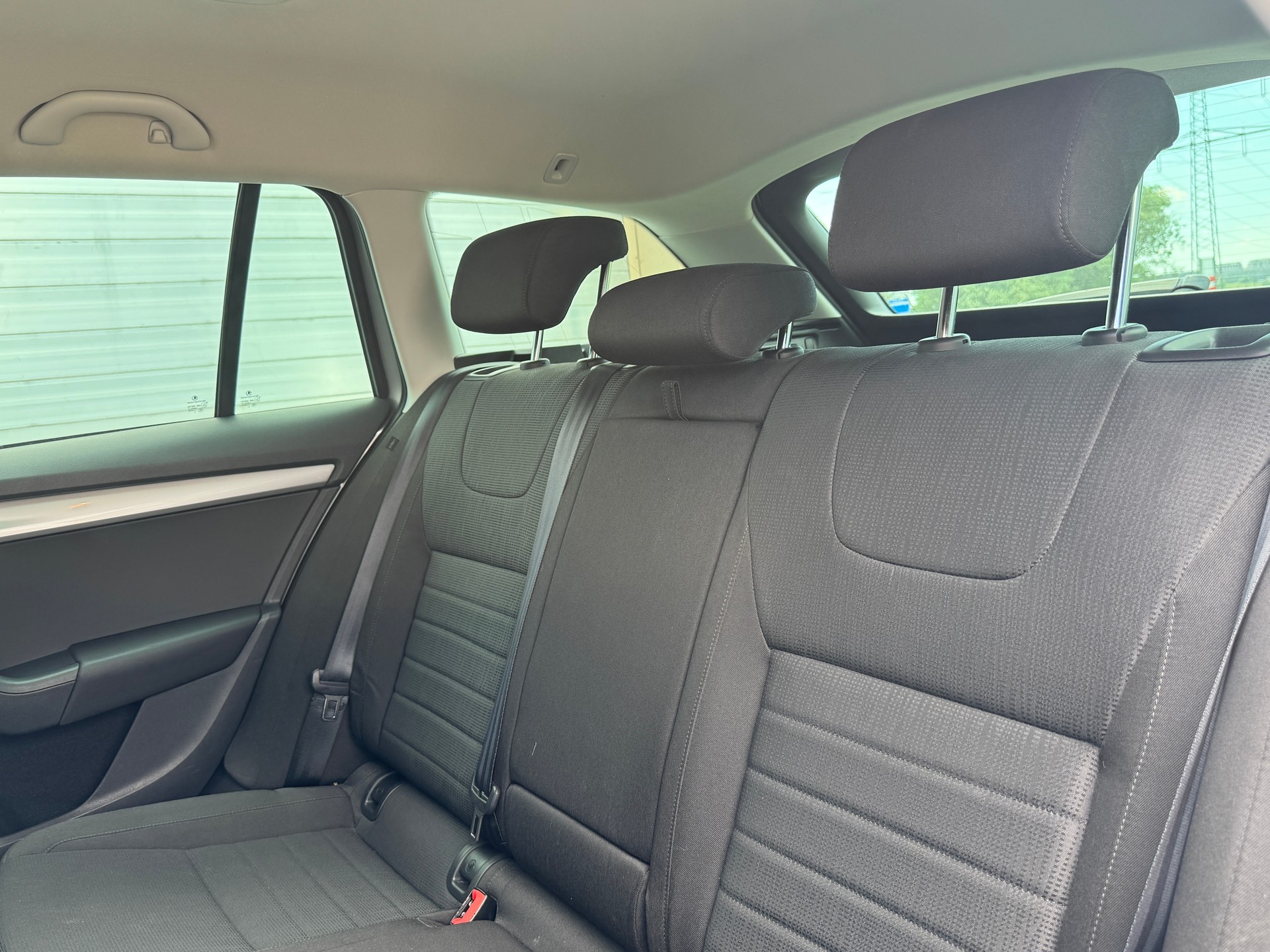 SKODA Octavia Combi 2.0 TDI Elegance DSG-image-6