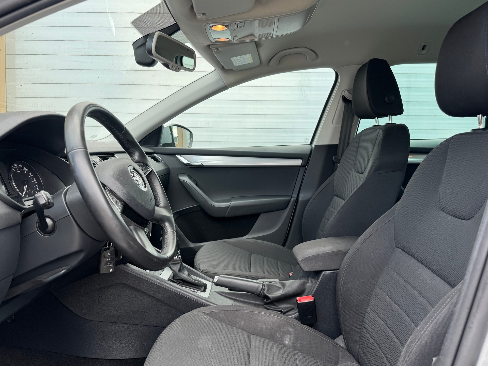 SKODA Octavia Combi 2.0 TDI Elegance DSG-image-16