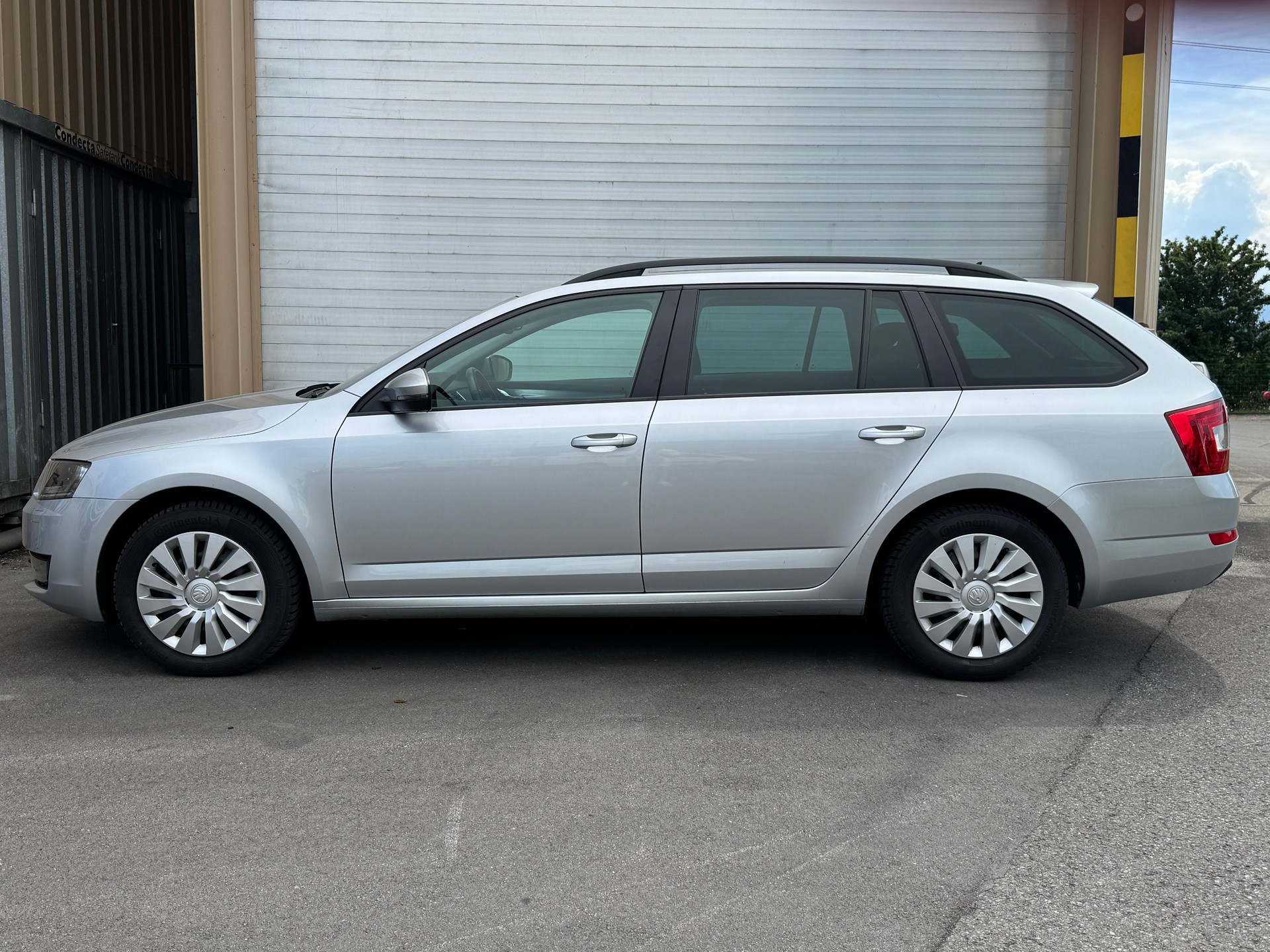 SKODA Octavia Combi 2.0 TDI Elegance DSG-image-2