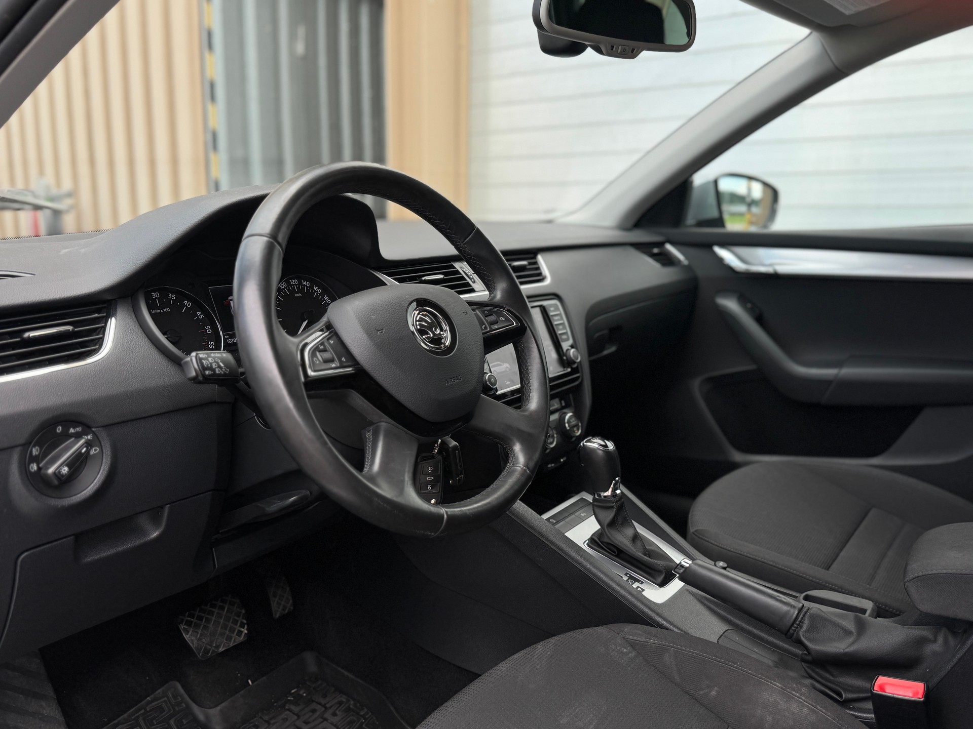 SKODA Octavia Combi 2.0 TDI Elegance DSG-image-15