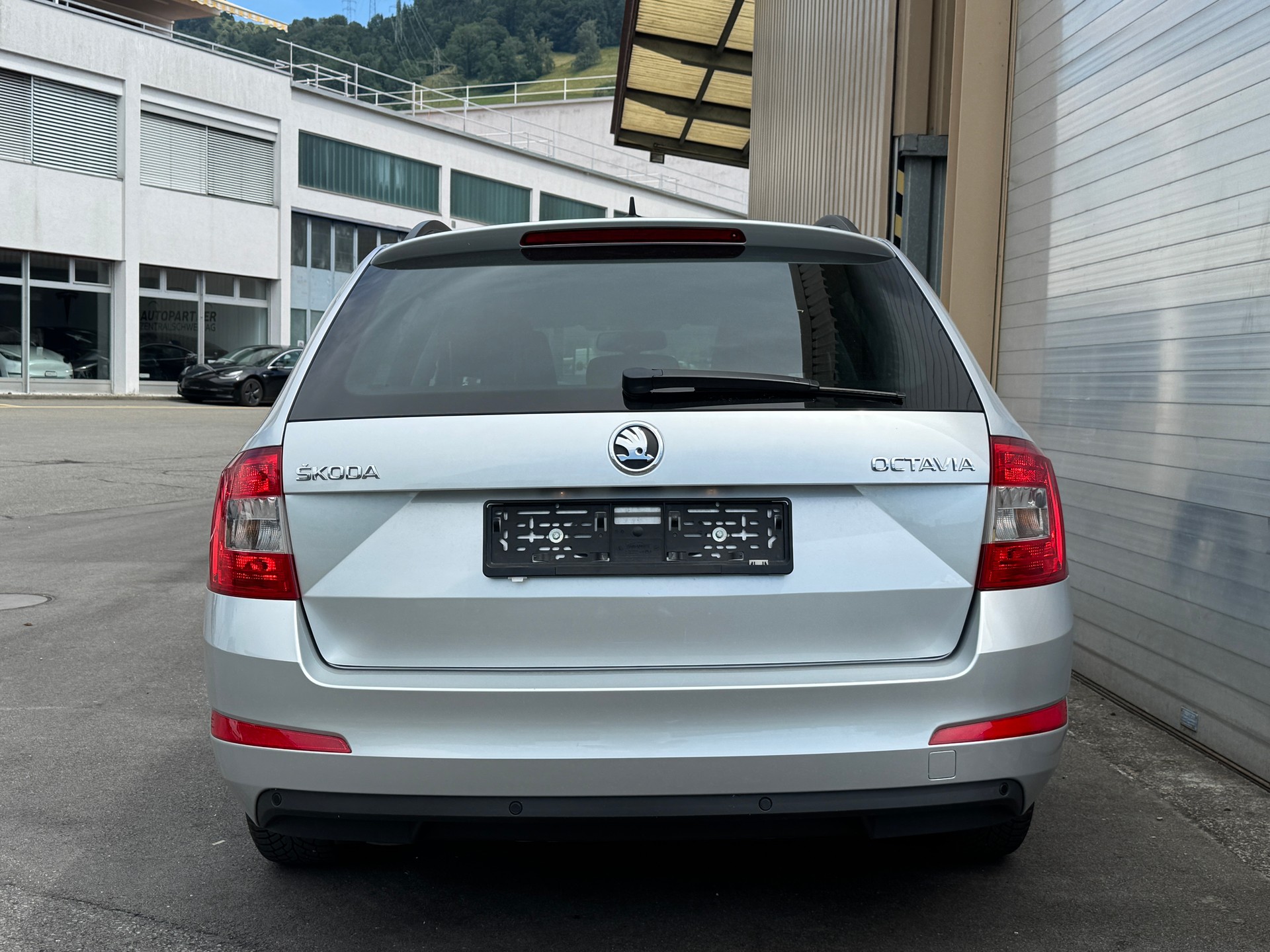 SKODA Octavia Combi 2.0 TDI Elegance DSG-image-4