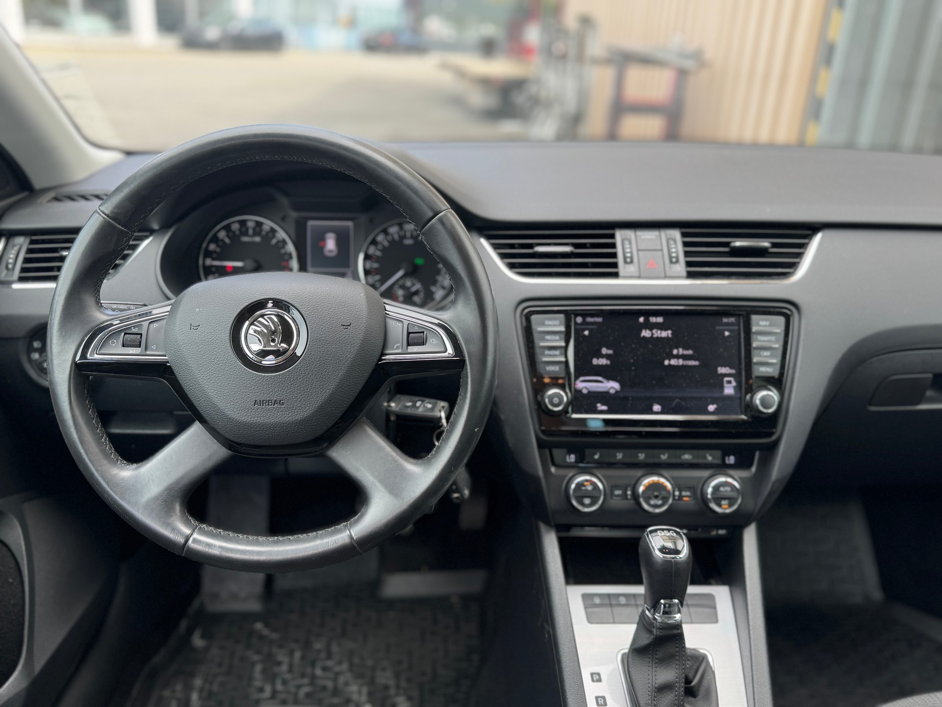 SKODA Octavia Combi 2.0 TDI Elegance DSG-image-9