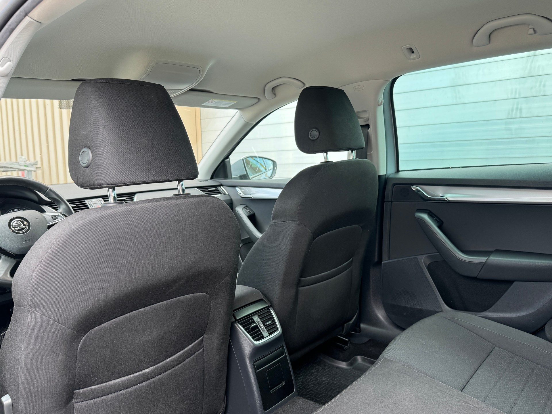SKODA Octavia Combi 2.0 TDI Elegance DSG-image-7