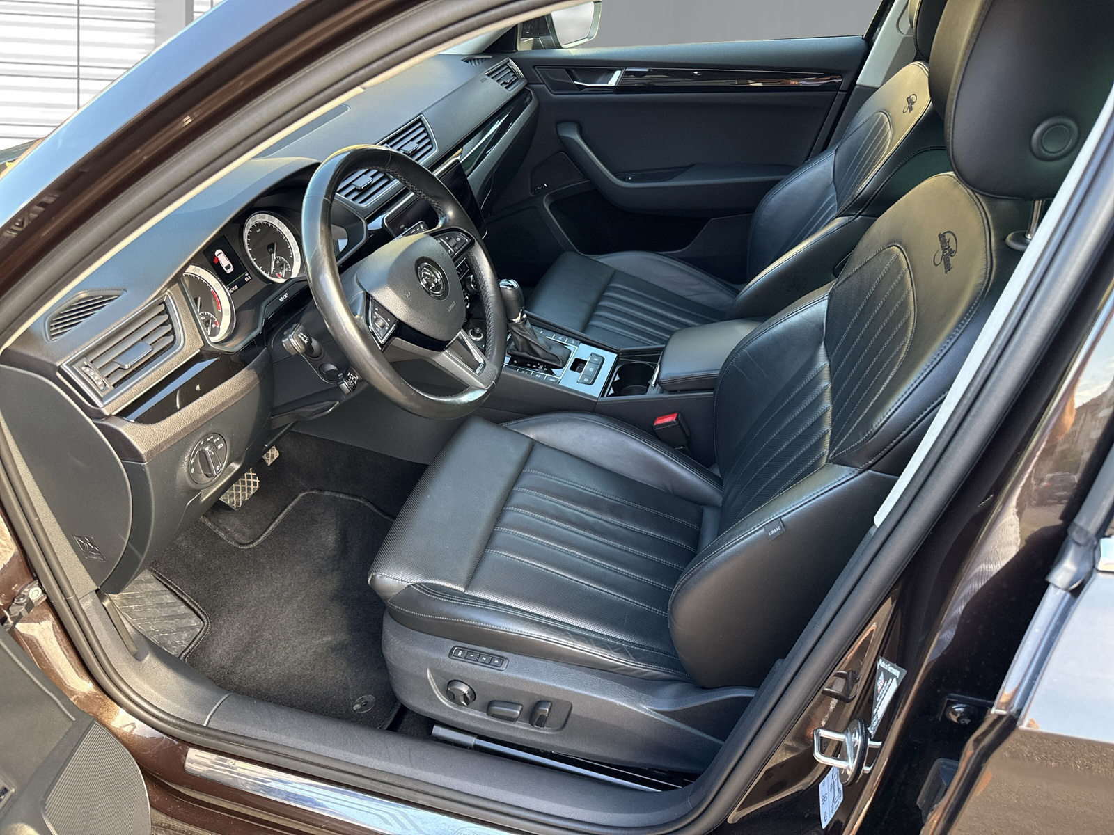 SKODA Superb Combi 2.0 TDi L&K 4x4 DSG-image-10