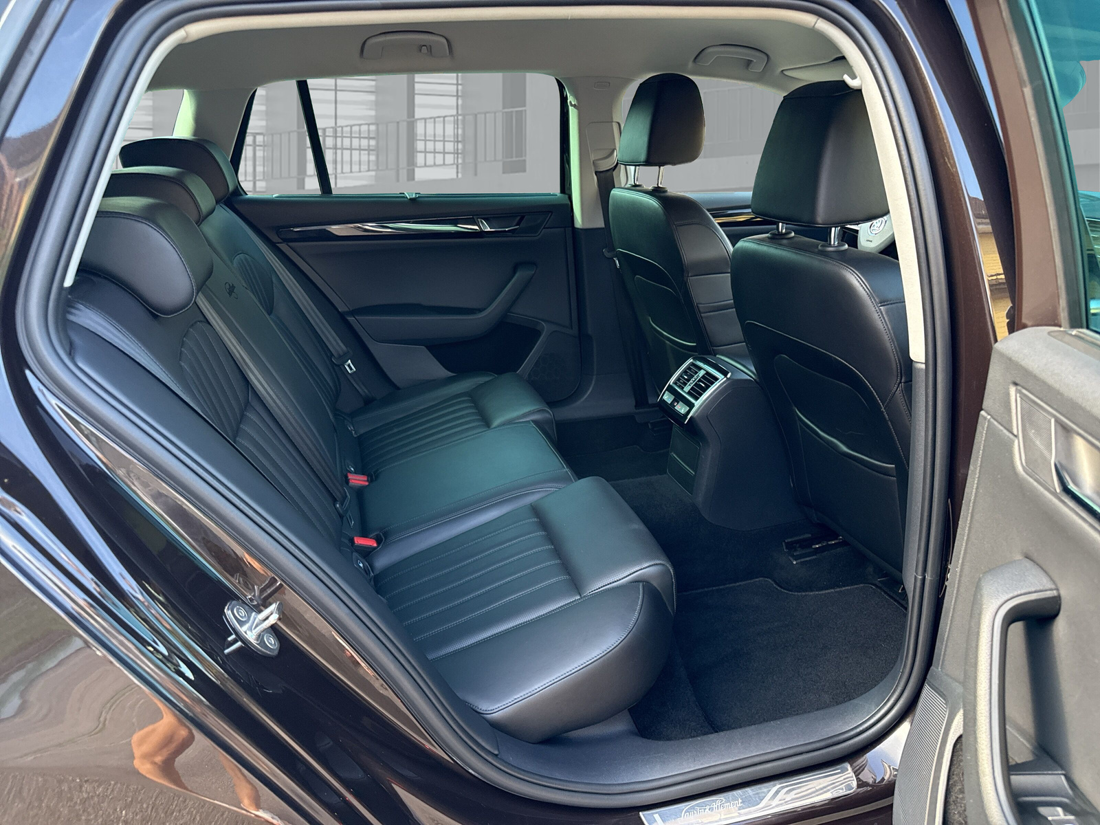 SKODA Superb Combi 2.0 TDi L&K 4x4 DSG-image-14