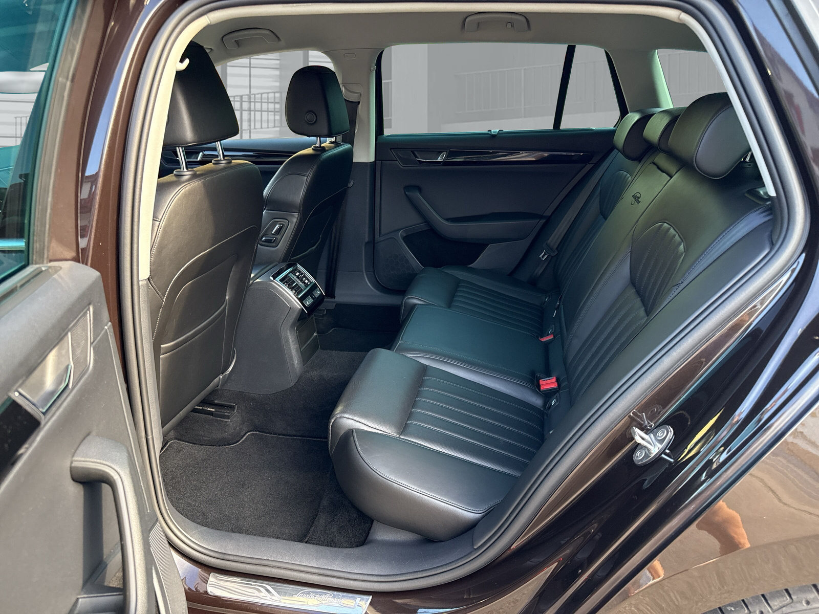 SKODA Superb Combi 2.0 TDi L&K 4x4 DSG-image-13