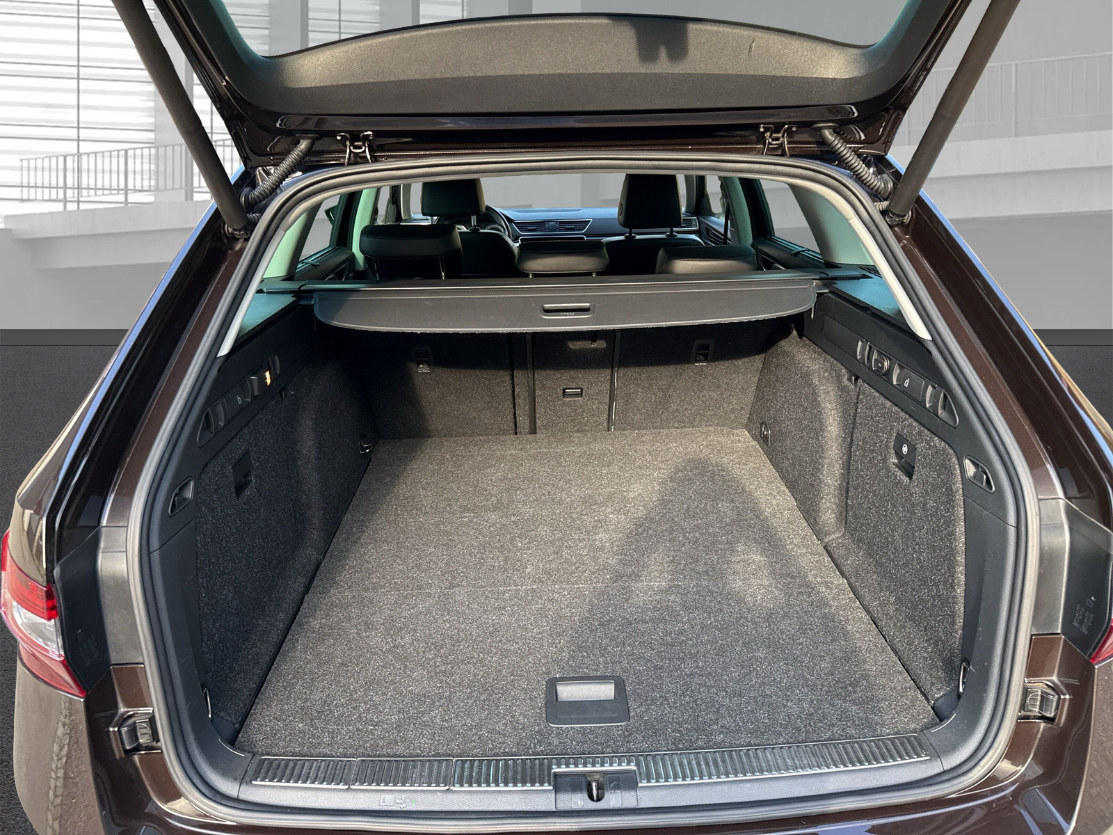 SKODA Superb Combi 2.0 TDi L&K 4x4 DSG-image-16