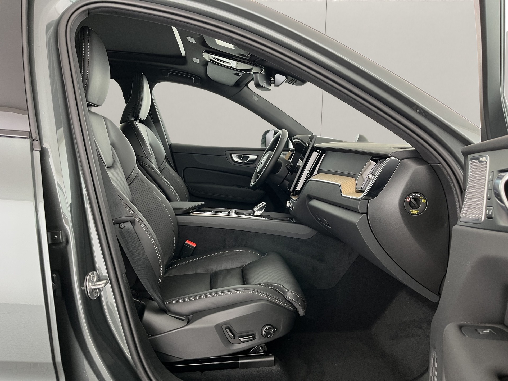 VOLVO XC60 2.0 T8 TE Ultra Dark eAWD-image-8