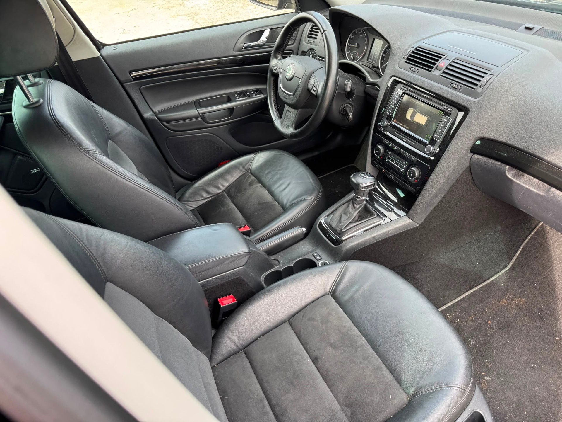 SKODA Octavia Combi 1.8 TSI Laurin & Klement DSG-image-11