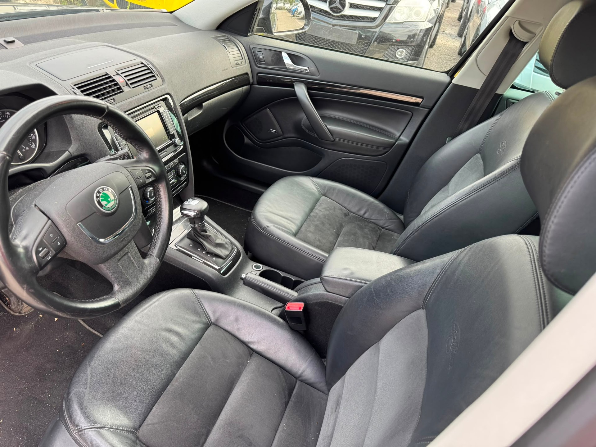 SKODA Octavia Combi 1.8 TSI Laurin & Klement DSG-image-8