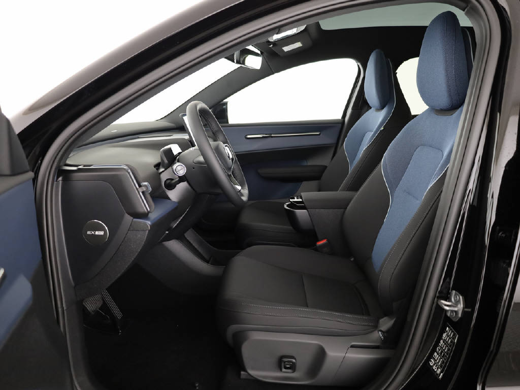 VOLVO EX 30 Cross Country P8 Ultra AWD-image-1