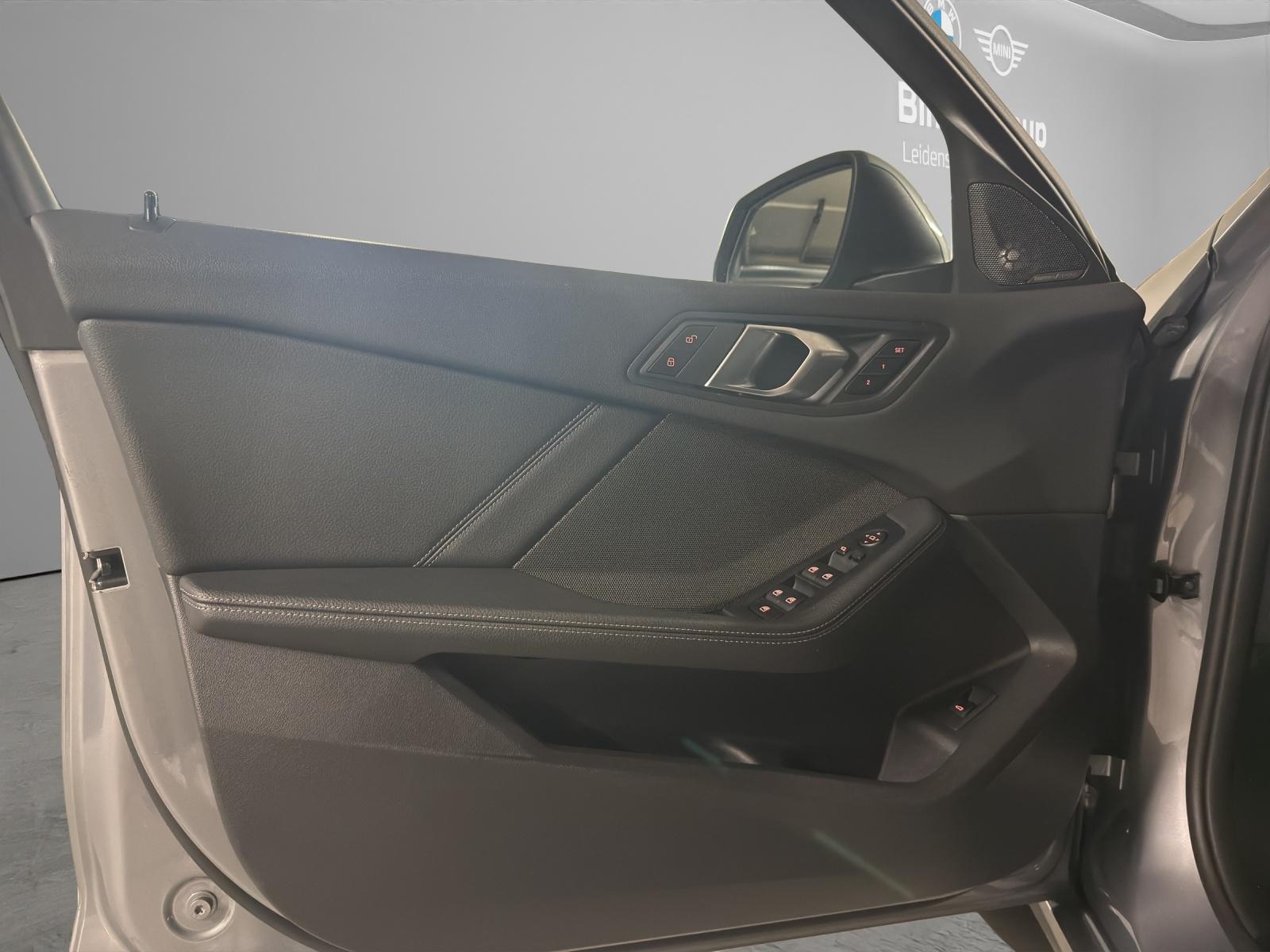 BMW 120i-image-7