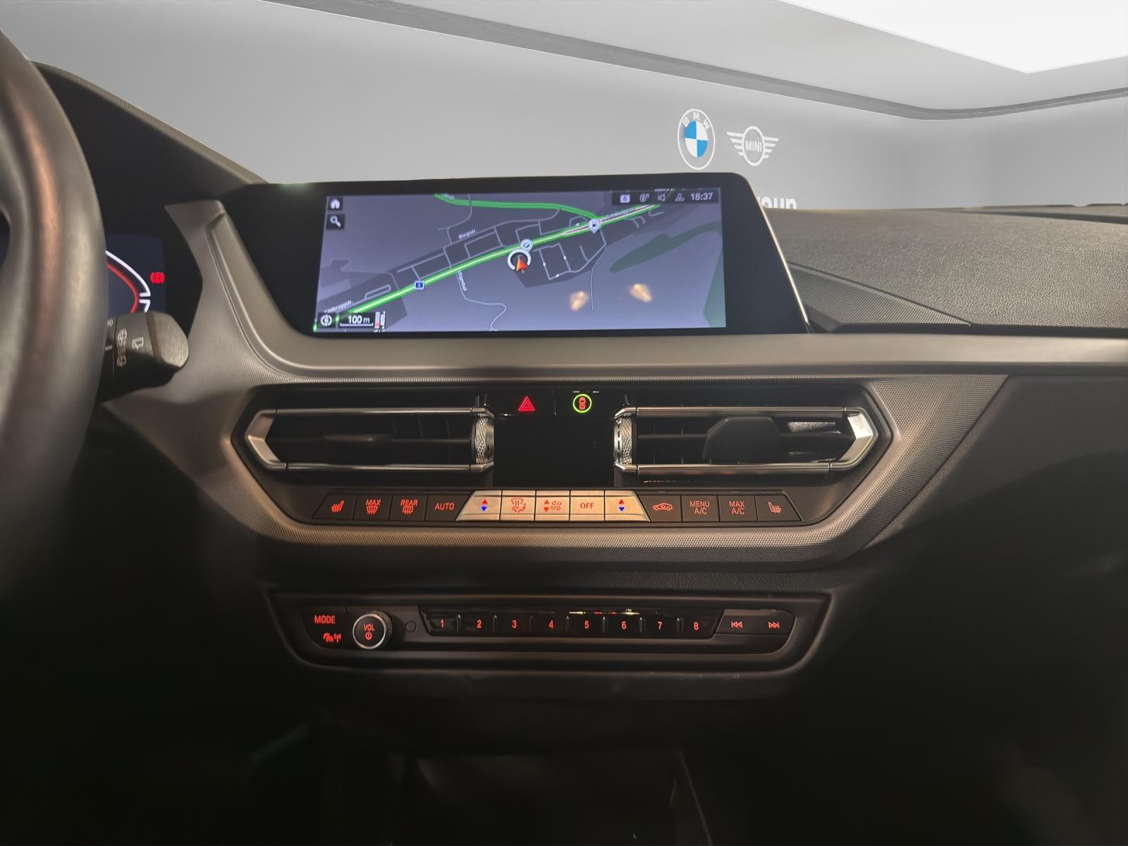 BMW 120i-image-12