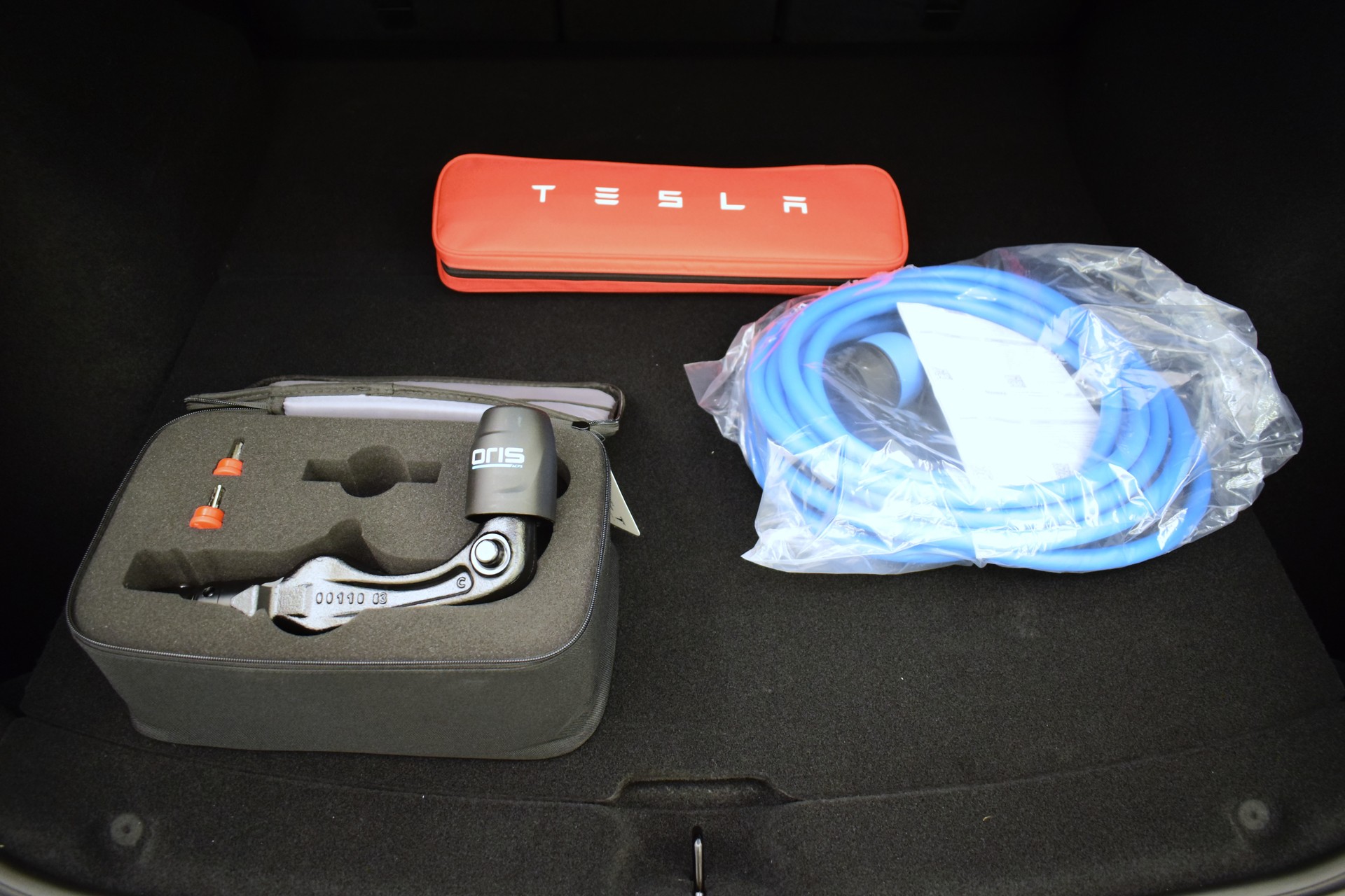 TESLA Model Y Premium Long Range AWD, 7 Sitzer, AHK, Made in Berlin-showroom-element-2