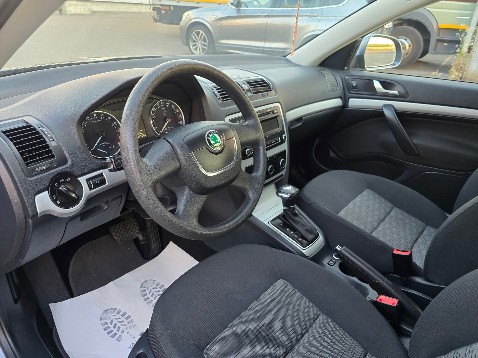 SKODA Octavia Combi 1.6 TDI Clever DSG-image-10