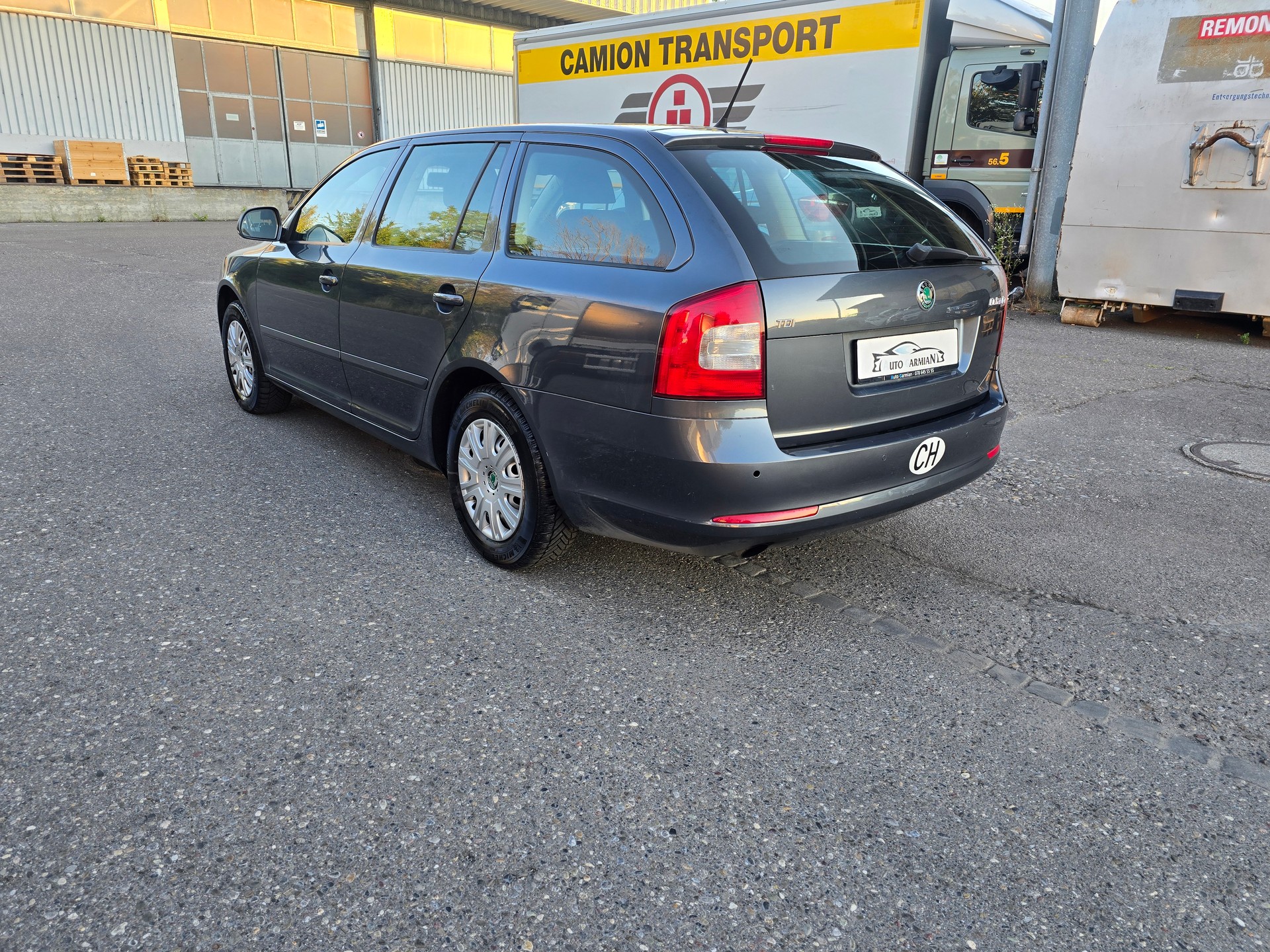 SKODA Octavia Combi 1.6 TDI Clever DSG-image-4