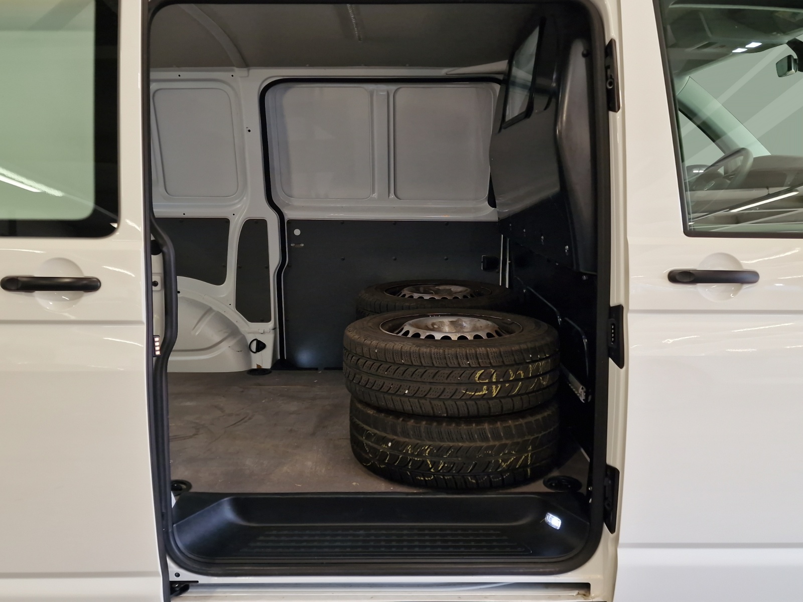 VW T6.1 2.0 TDI DSG-image-13
