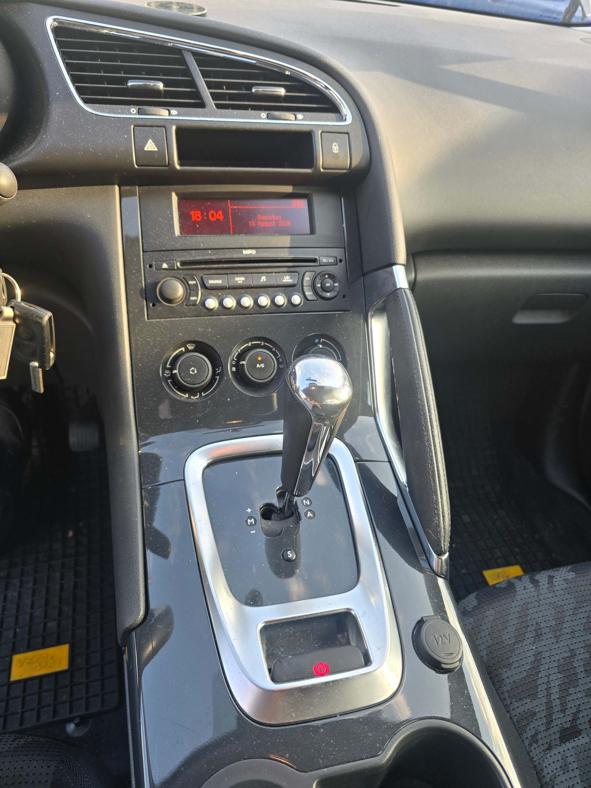 PEUGEOT 3008 1.6 HDI Sport EGS6-image-9