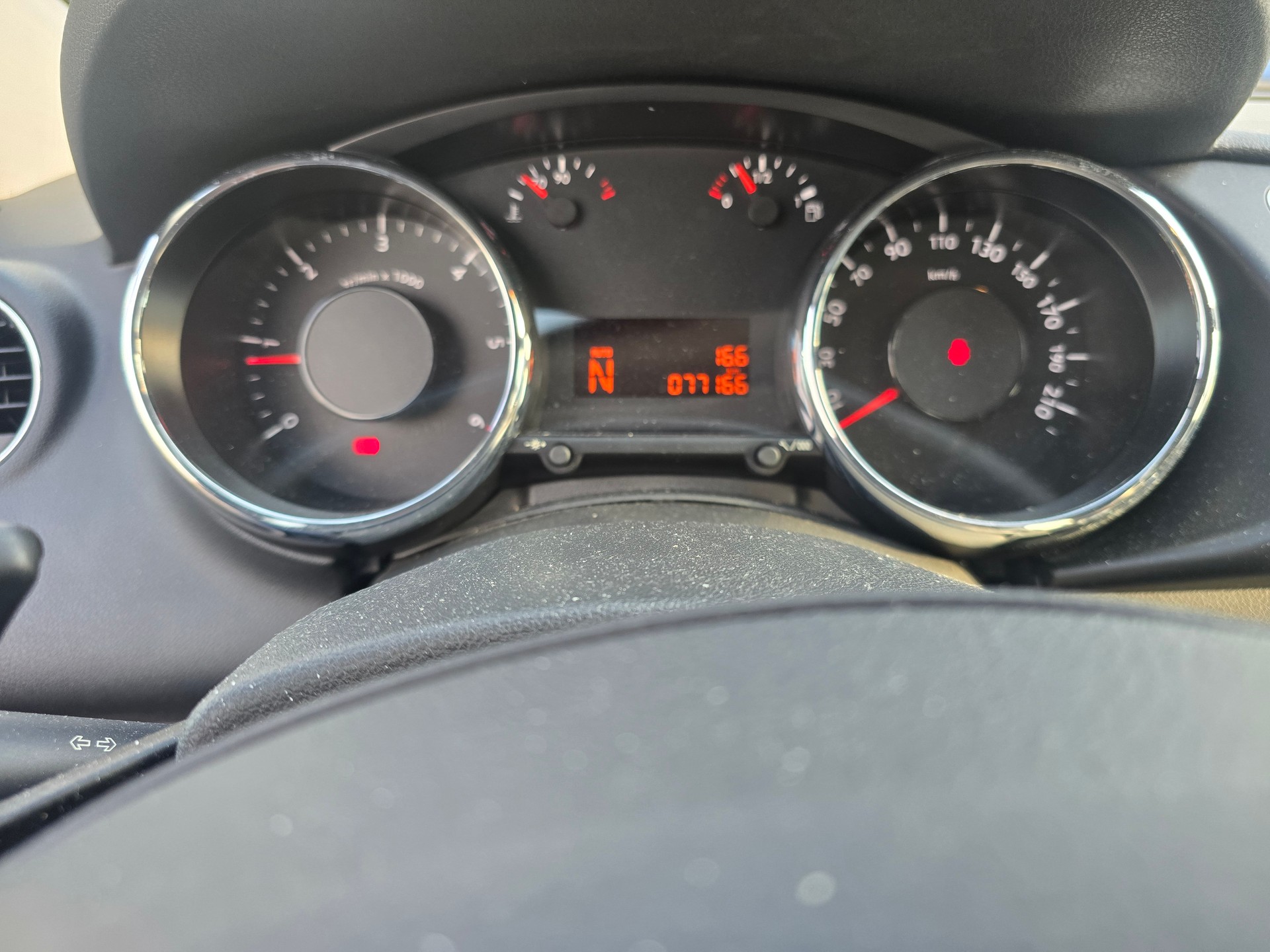 PEUGEOT 3008 1.6 HDI Sport EGS6-image-7