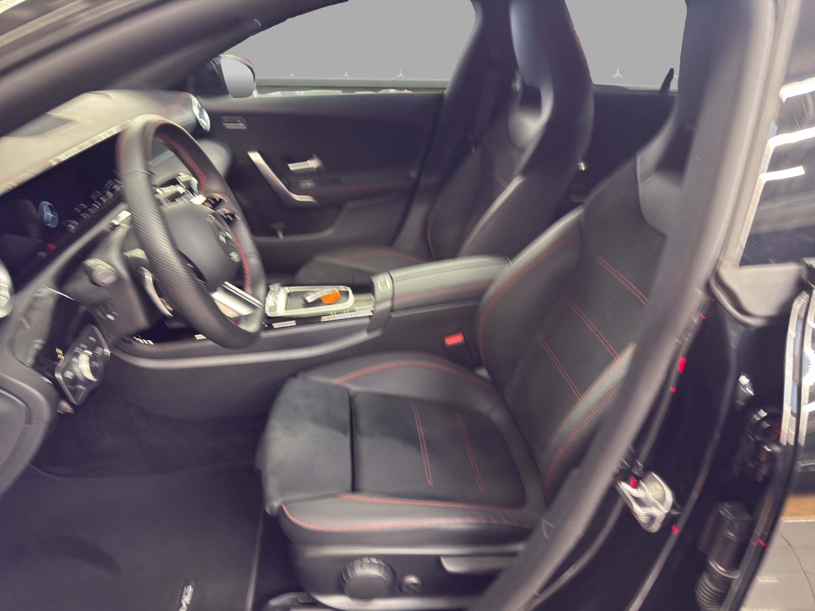 MERCEDES-BENZ CLA 200 - AMG / Rückfahrkamera / Ambiente-Licht-image-7