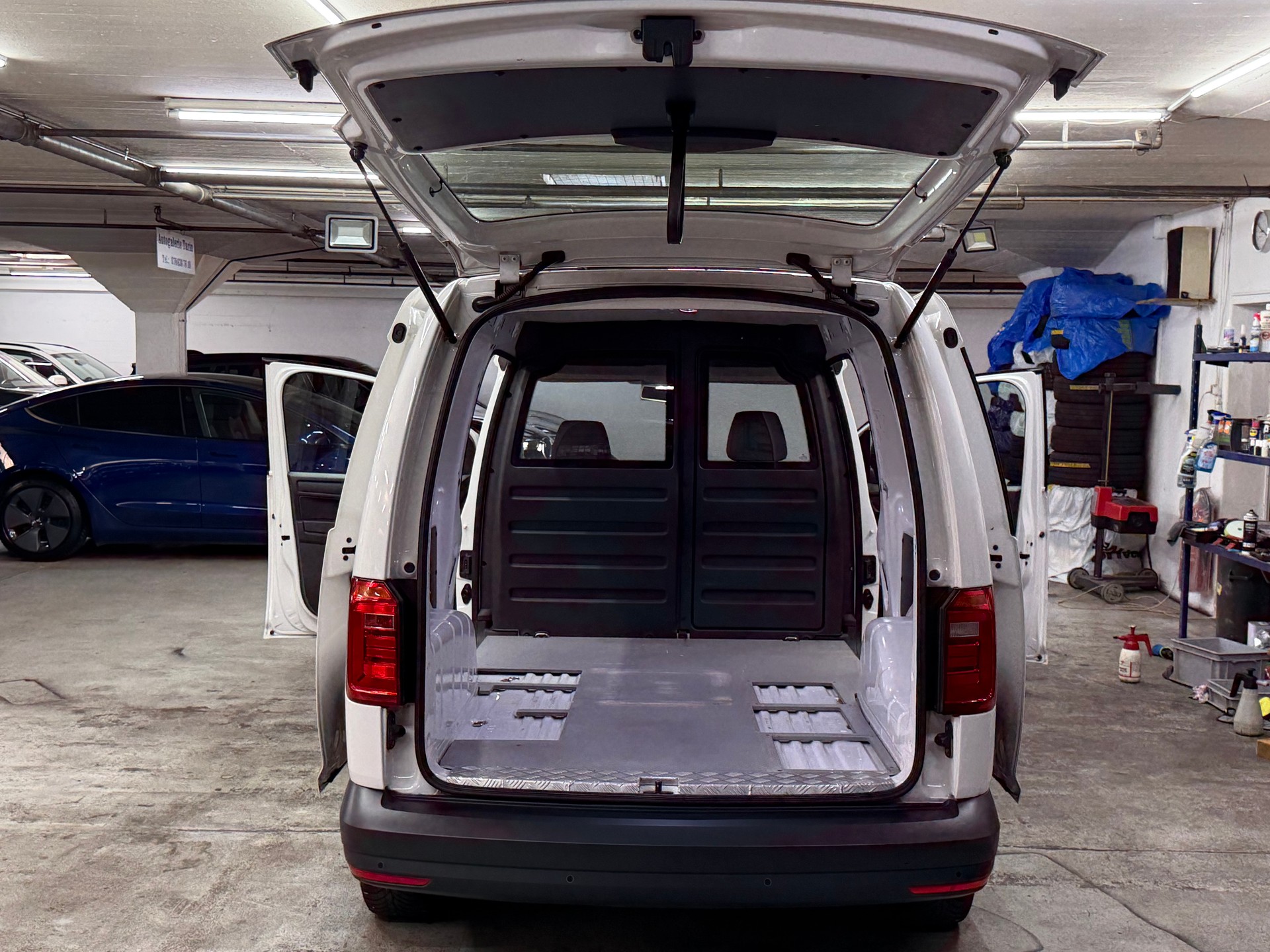 VW Caddy Maxi 2.0TDI BlueMotion Technology-image-11