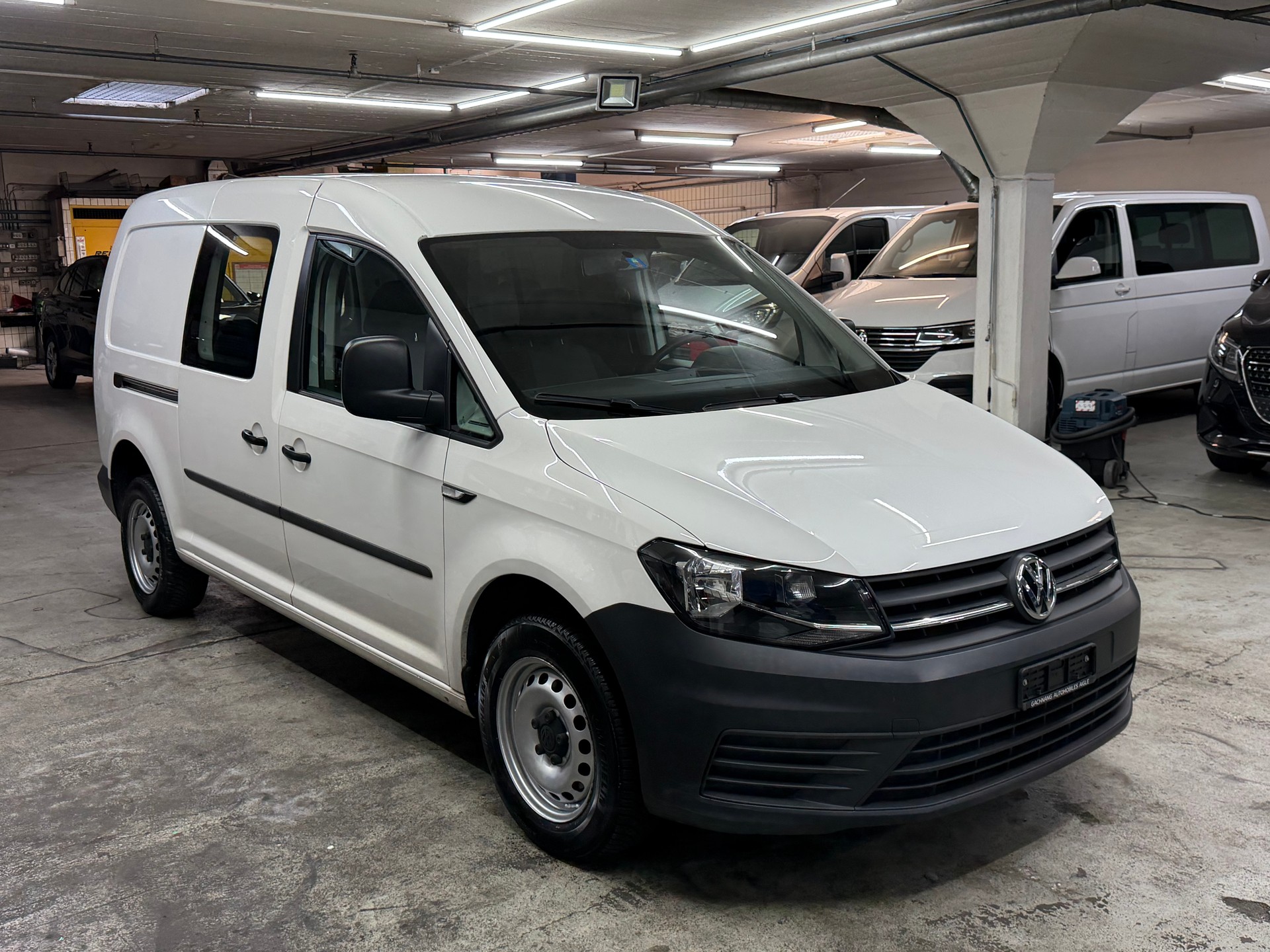 VW Caddy Maxi 2.0TDI BlueMotion Technology-image-1