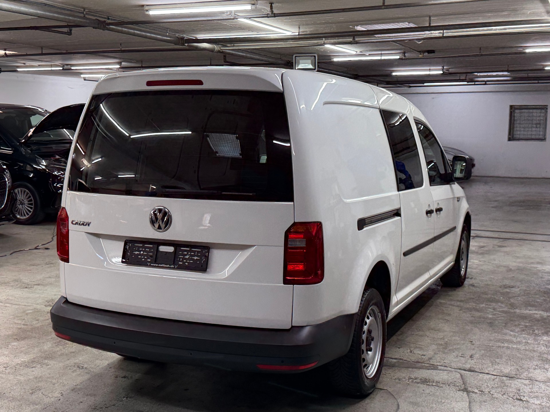 VW Caddy Maxi 2.0TDI BlueMotion Technology-image-4