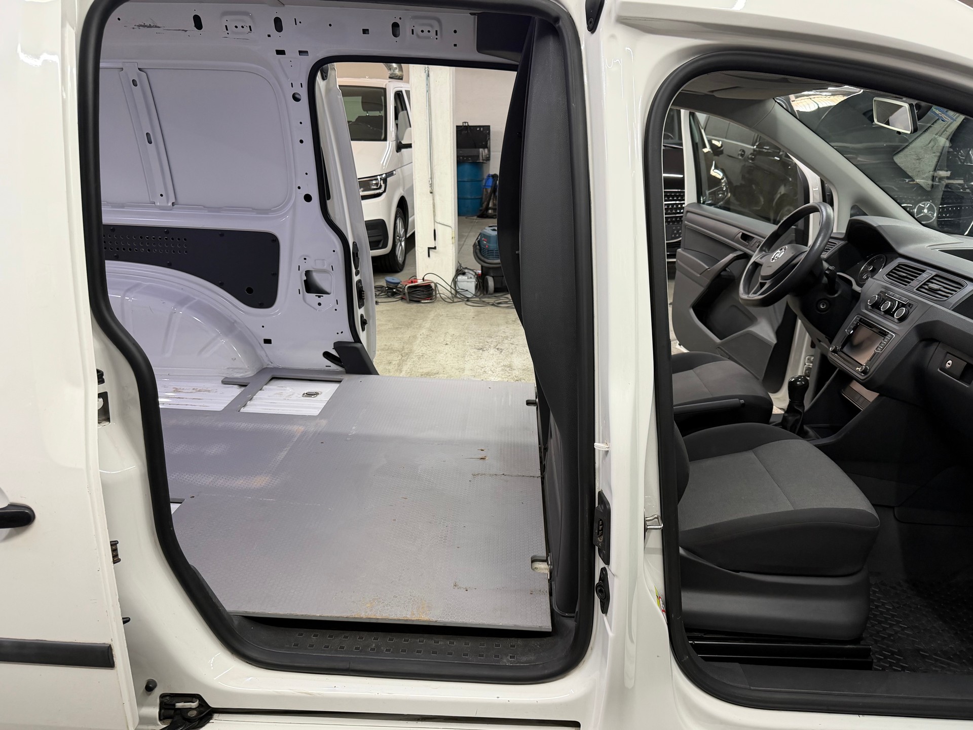 VW Caddy Maxi 2.0TDI BlueMotion Technology-image-10