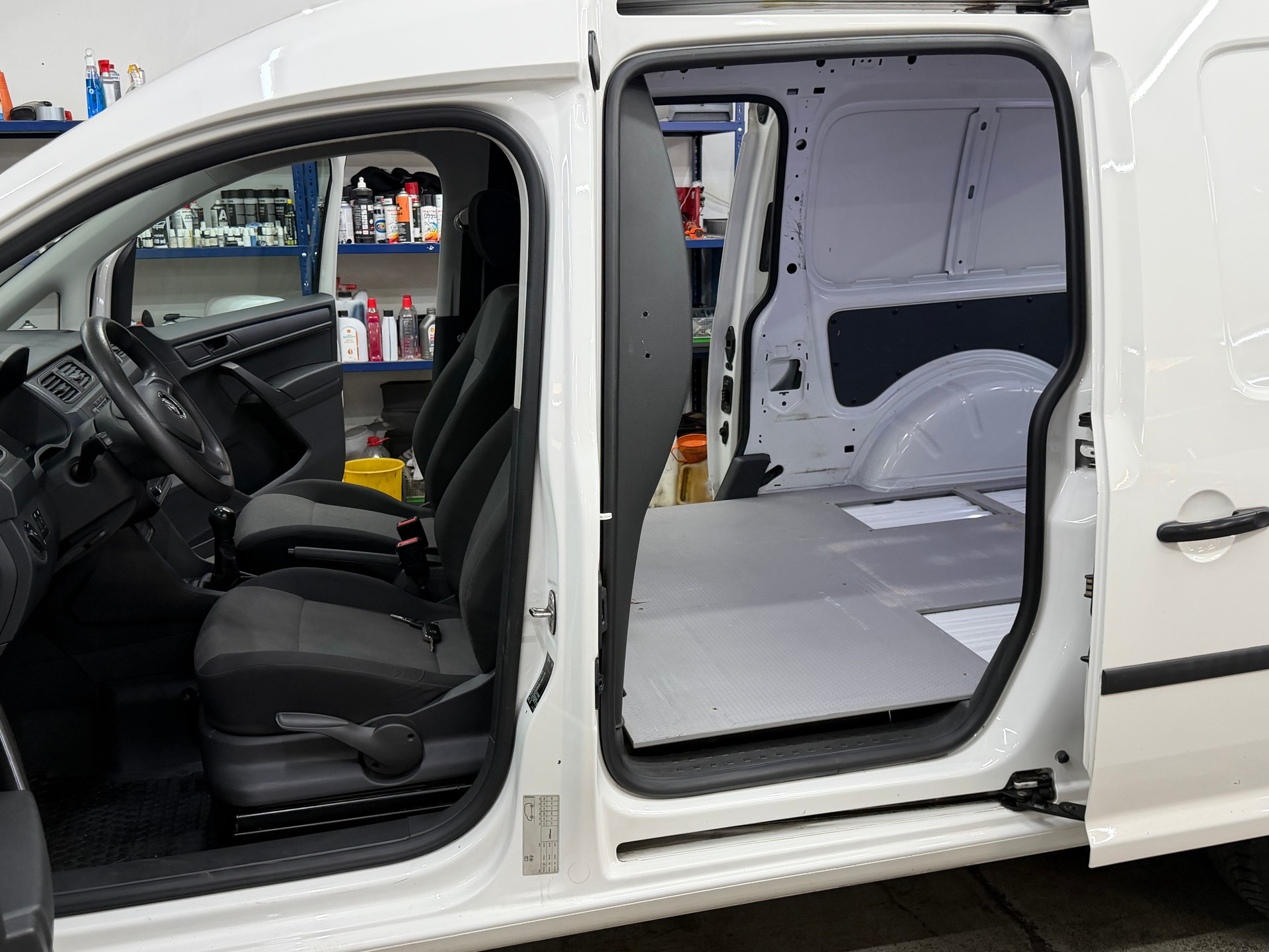 VW Caddy Maxi 2.0TDI BlueMotion Technology-image-14