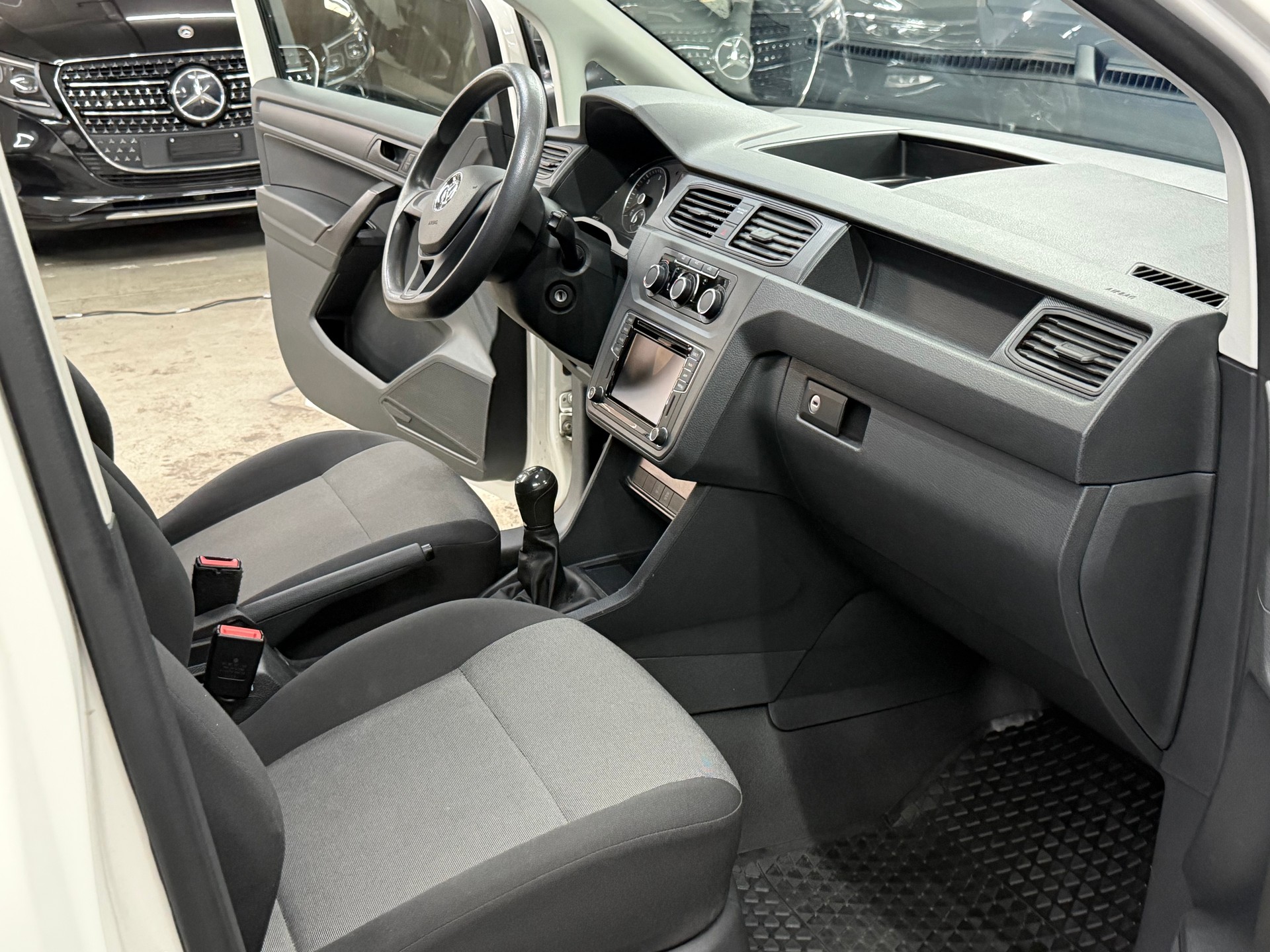 VW Caddy Maxi 2.0TDI BlueMotion Technology-image-12