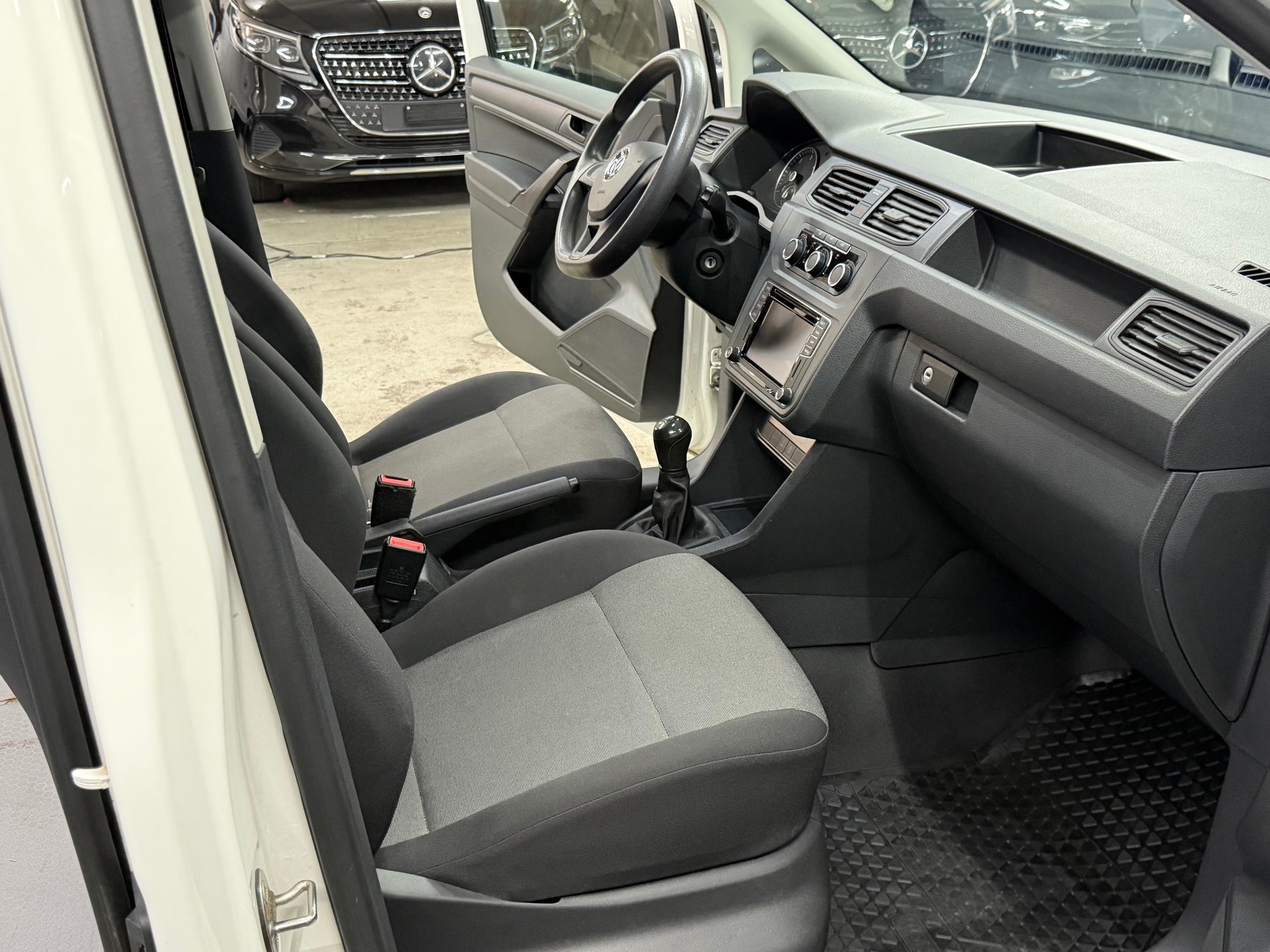 VW Caddy Maxi 2.0TDI BlueMotion Technology-image-9