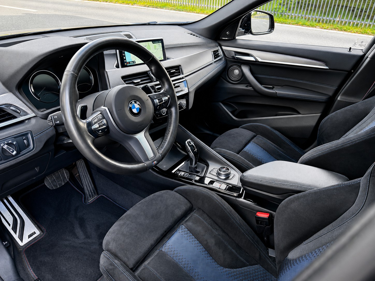 BMW X2 M35i Steptronic / CH-Fahrzeug / 36 Monate Garantie exkl. / Gratis Service / 8 Fach / M-Sportsitze / Harman Kardon / Panorama-image-8