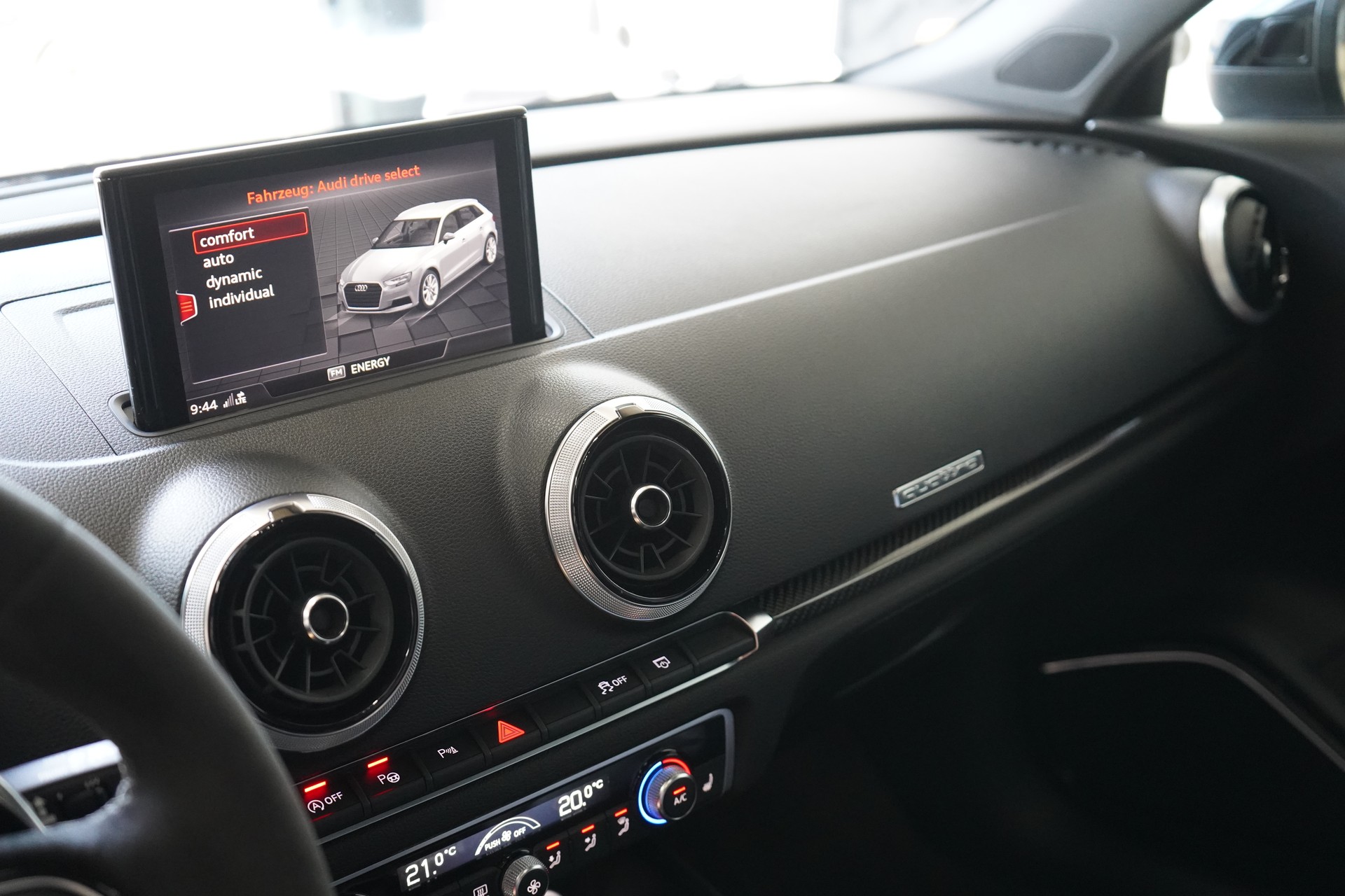 AUDI RS3 Sportback 2.5 TSI quattro S-tronic-image-18