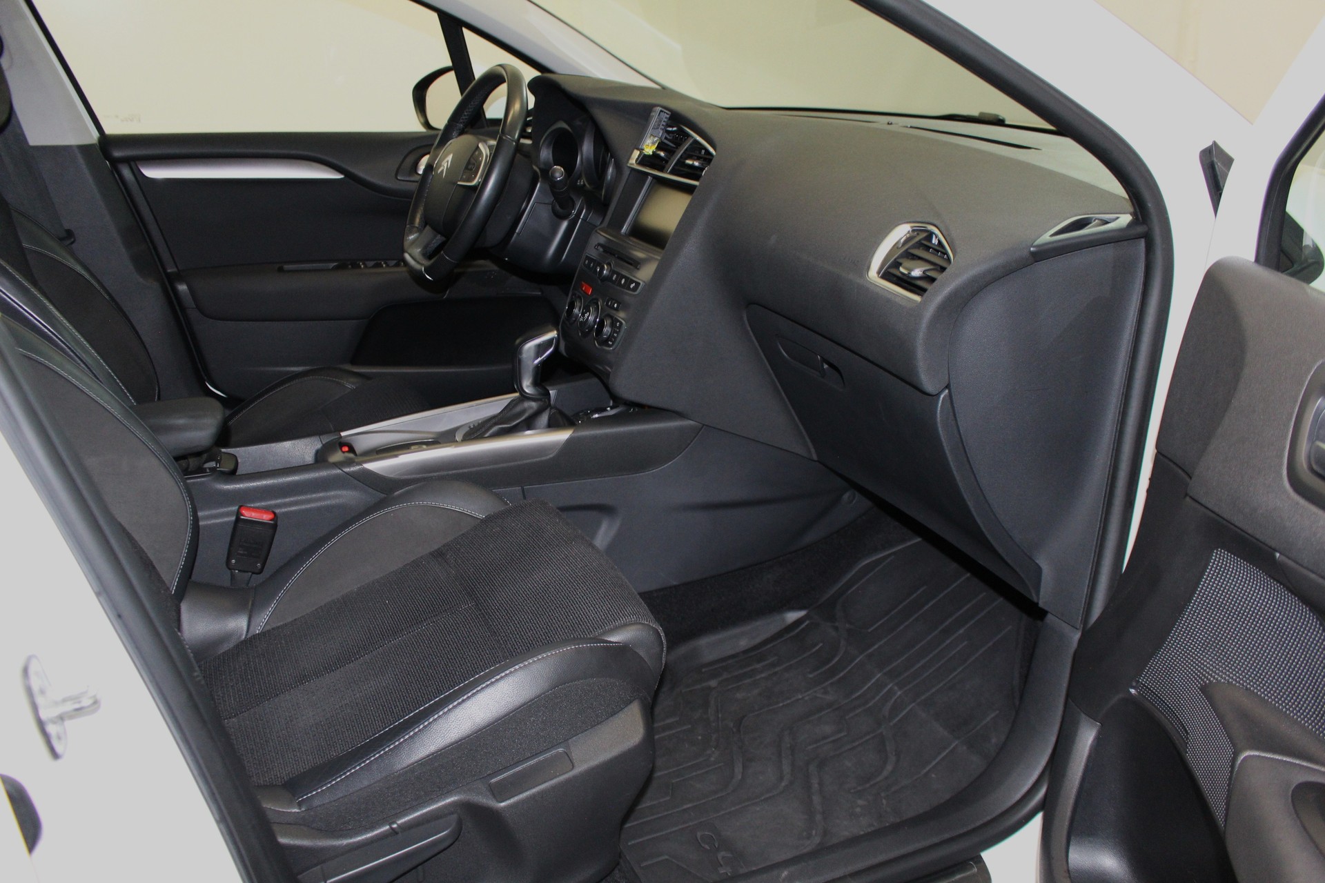 CITROEN C4 1.6 BlueHDi 120 Shine-image-10